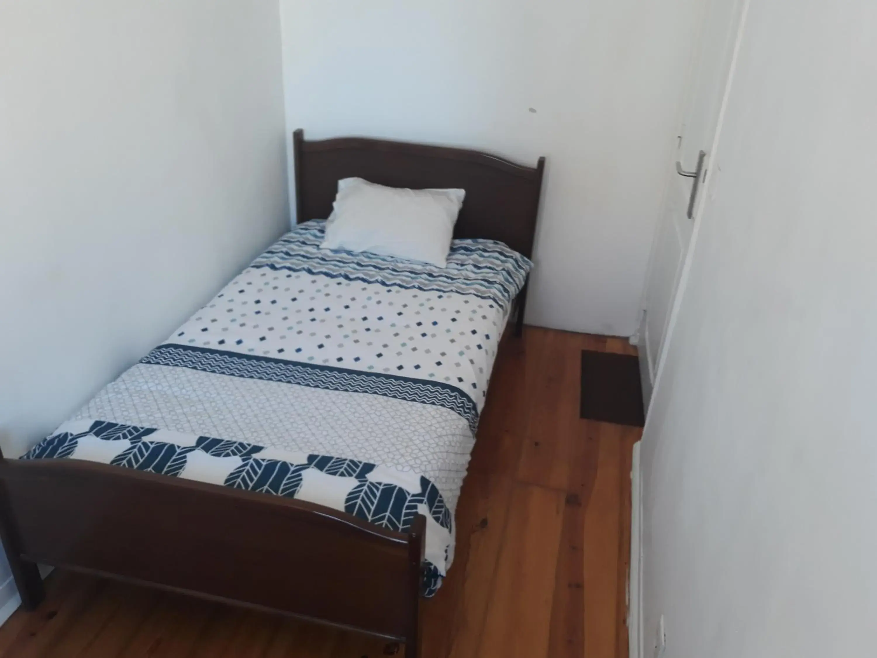 Economy Single Room in Lisbon Guesthouse Economy Single Room in Lisbon Guesthouse