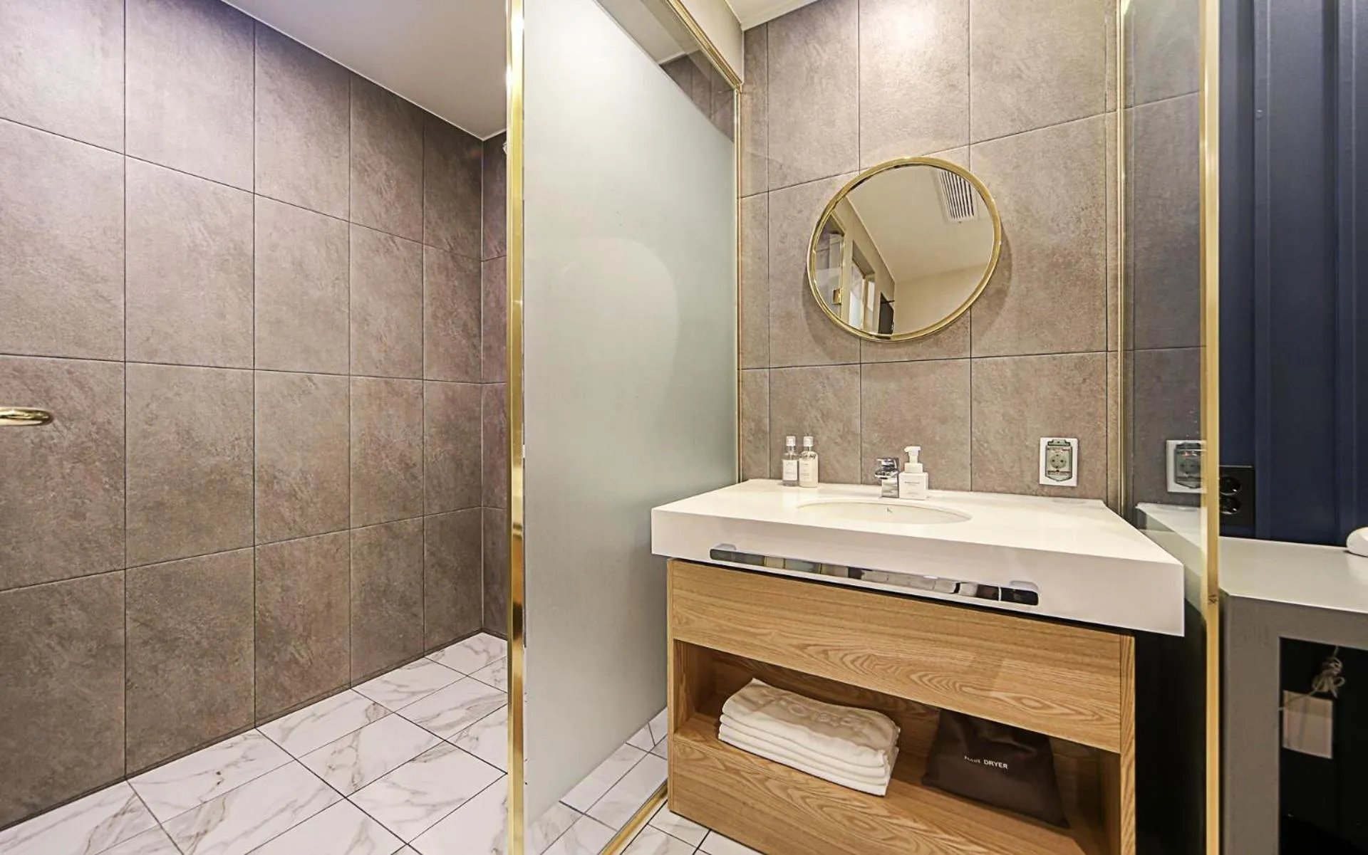 Bathroom in Hotel OU