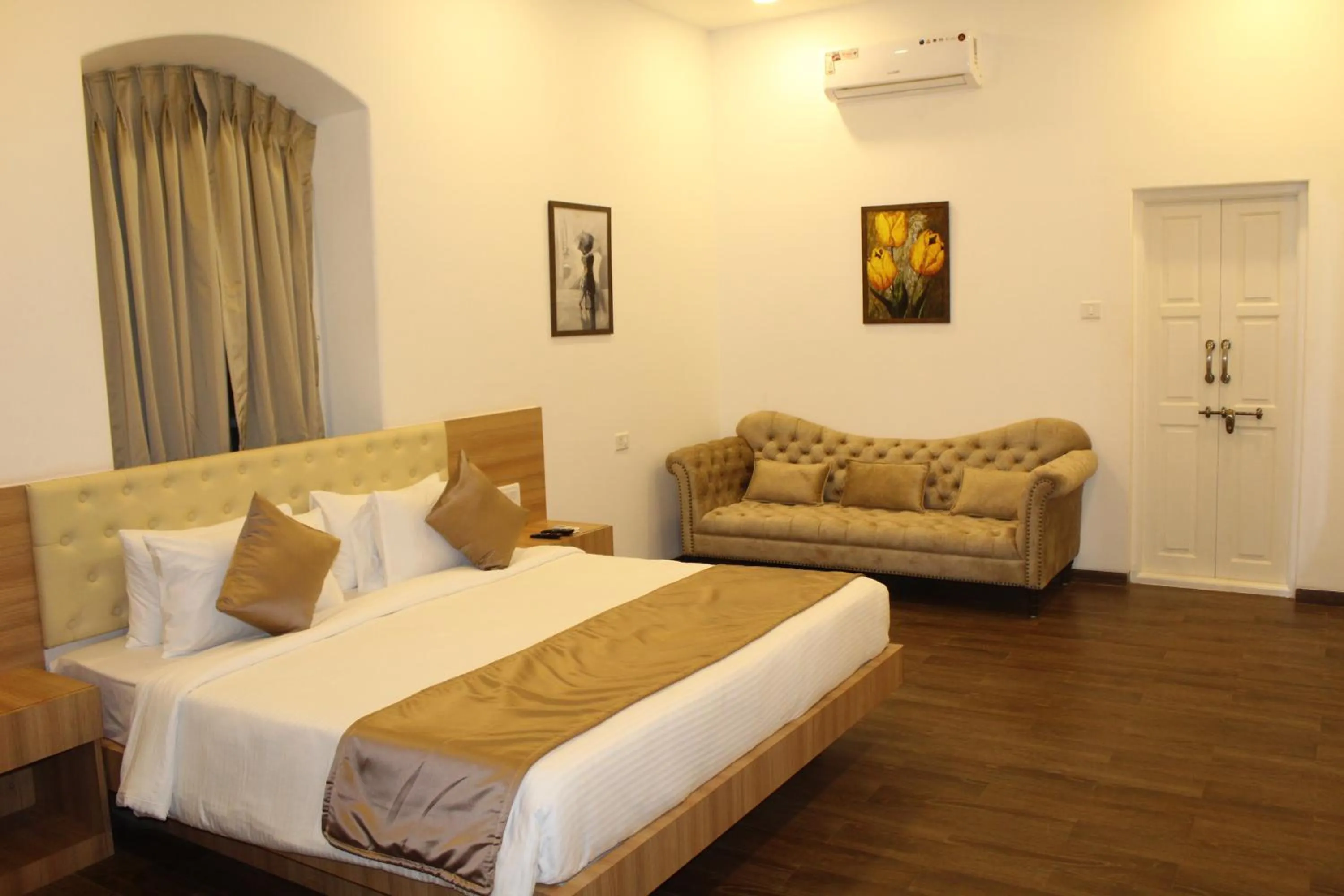 Bedroom, Bed in Regenta Place Green Leaf Mahabaleshwar