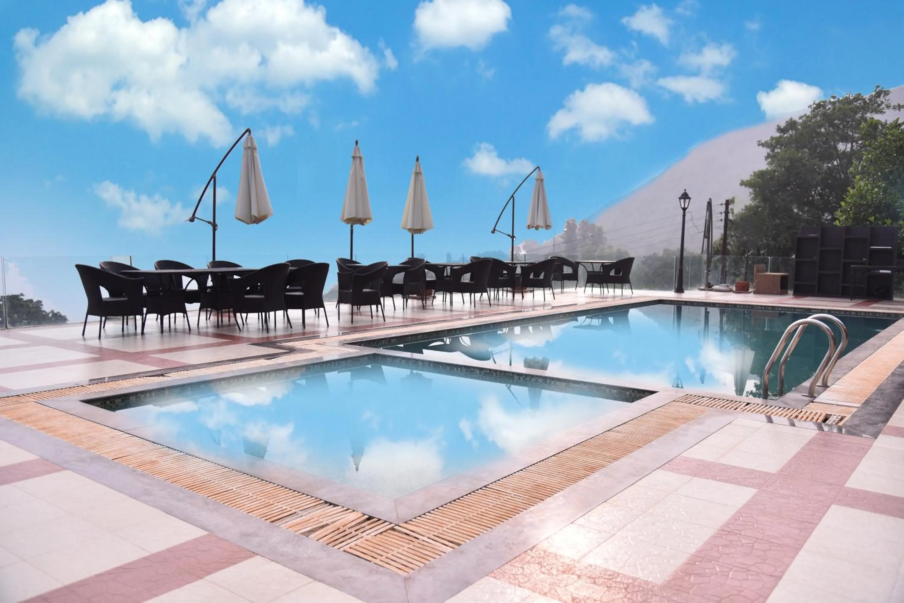 Swimming pool in Regenta Place Green Leaf Mahabaleshwar