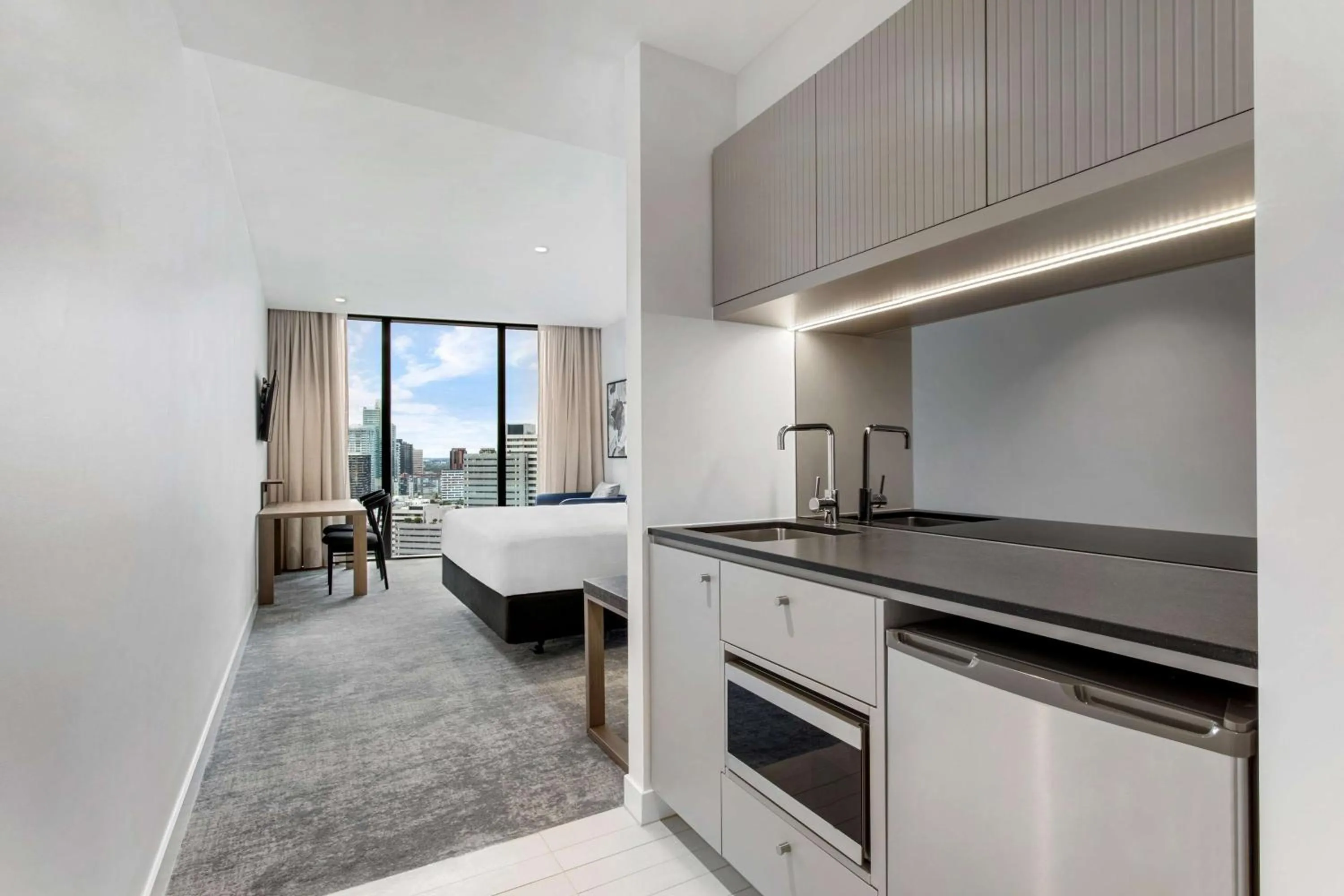 Kitchen or kitchenette, Bed in Adina Apartment Hotel Melbourne Southbank