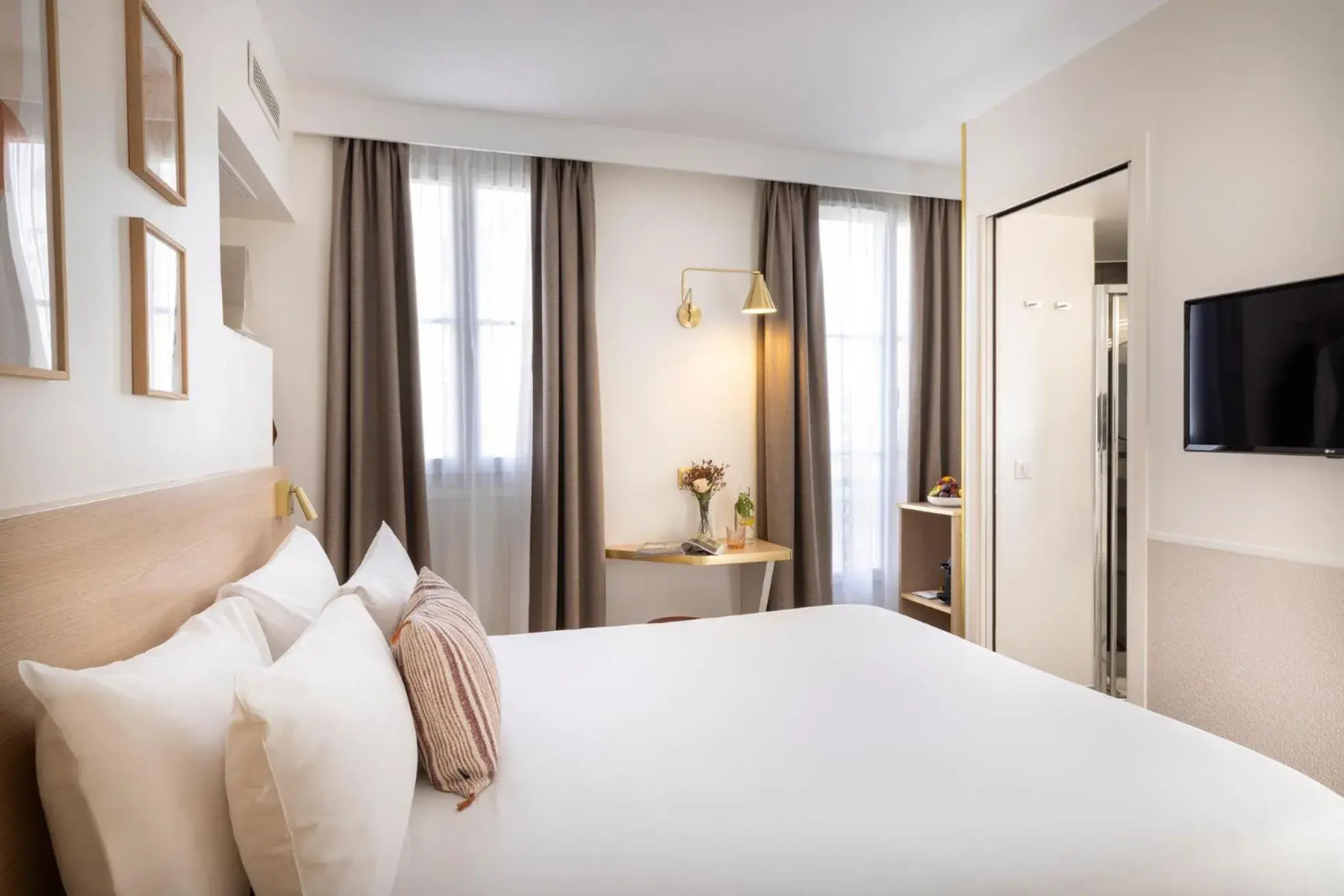 Double Room - Large Bed in Le Bailli Double Room - Large Bed in Le Bailli