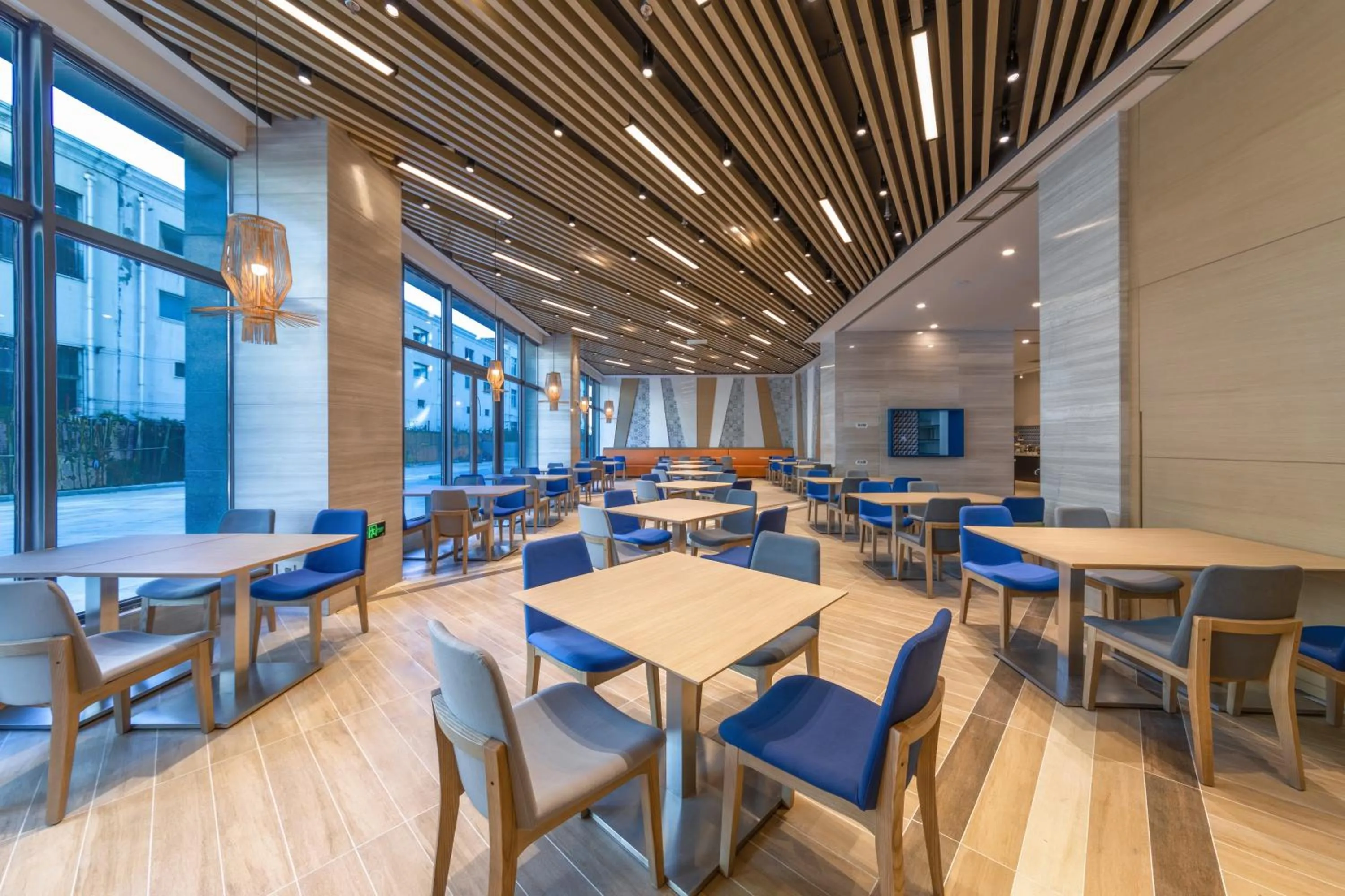 Restaurant/places to eat in Holiday Inn Express Kaifeng City Center by IHG