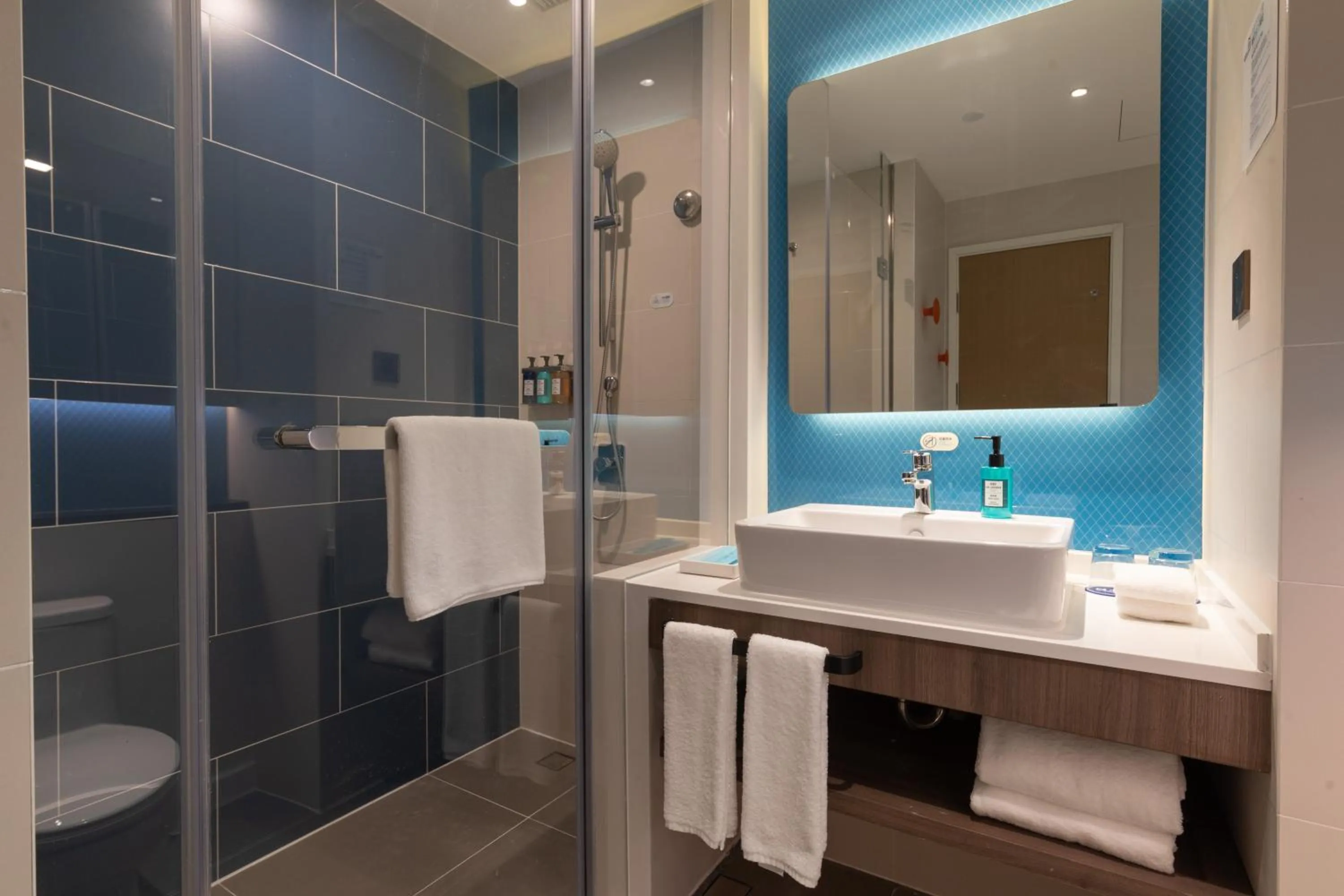 Photo of the whole room in Holiday Inn Express Kaifeng City Center by IHG