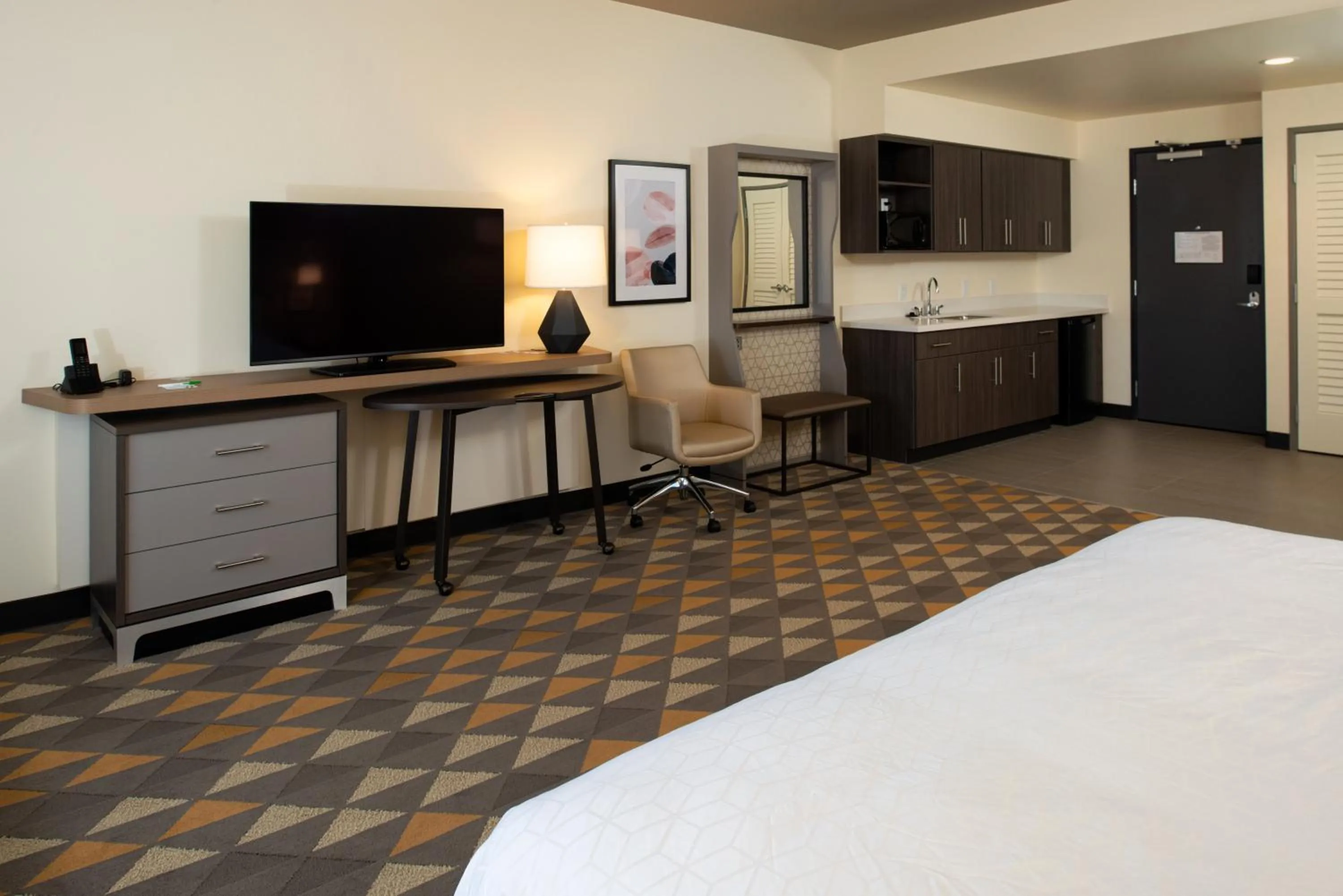 Photo of the whole room, Bed in Holiday Inn & Suites - Idaho Falls by IHG