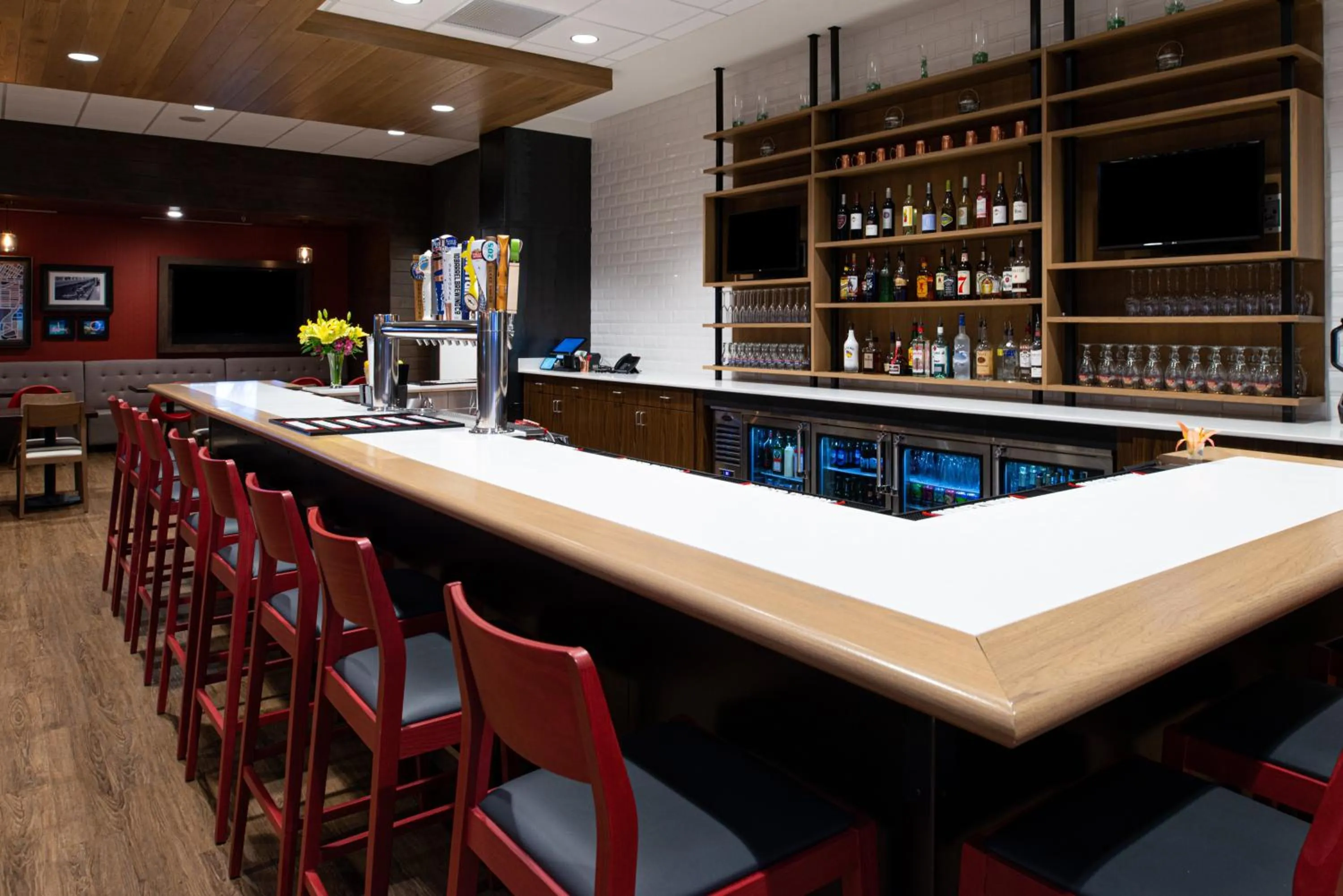 Lounge or bar in Holiday Inn & Suites - Idaho Falls by IHG