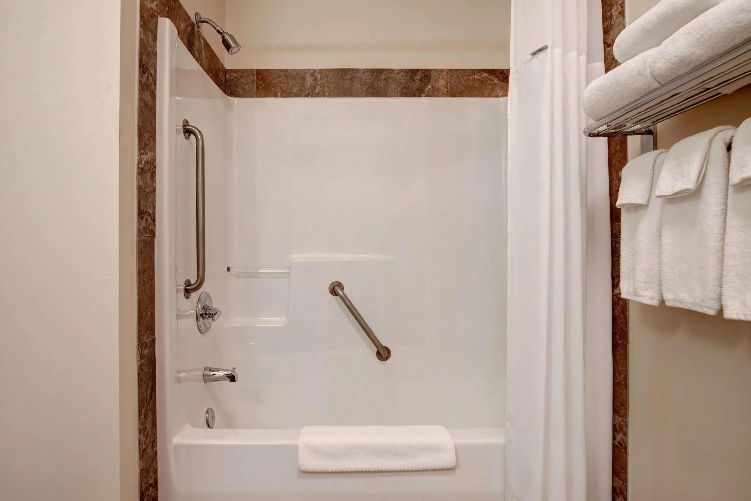 TV and multimedia in Days Inn by Wyndham Dawson Creek