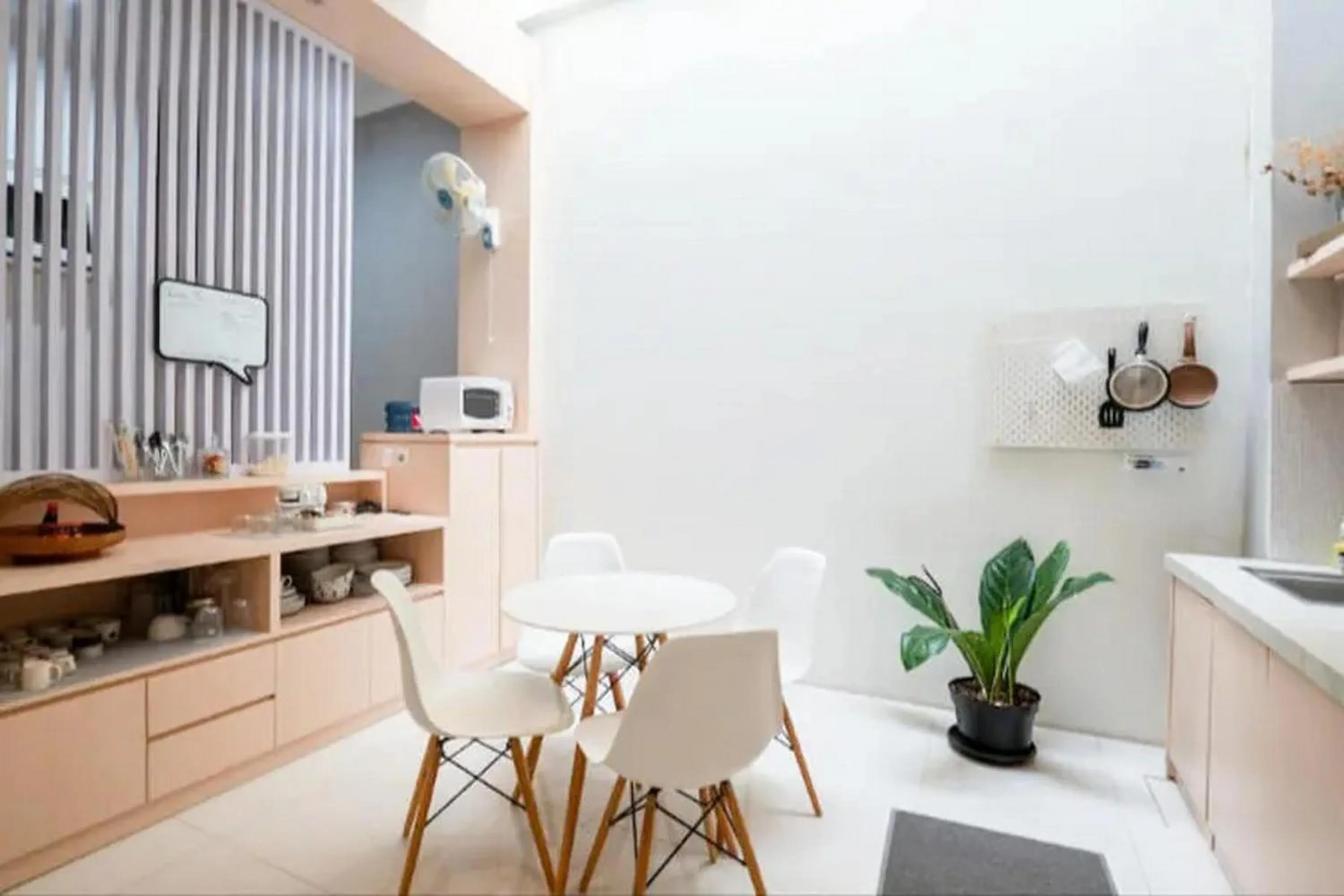 Kitchen or kitchenette in Rumah Teuku Umar Mitra RedDoorz