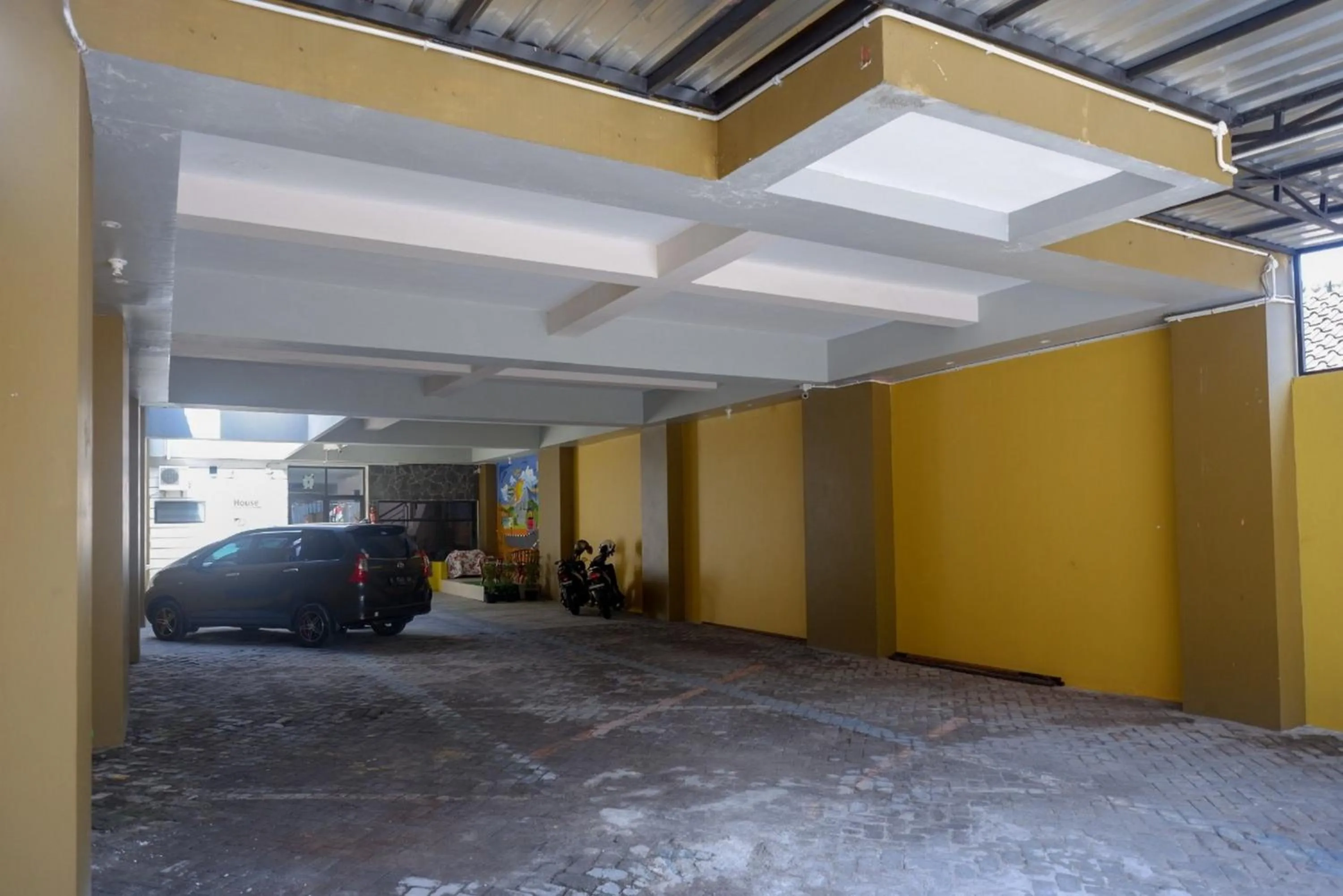 Parking in RedDoorz near Affandi Gejayan 2