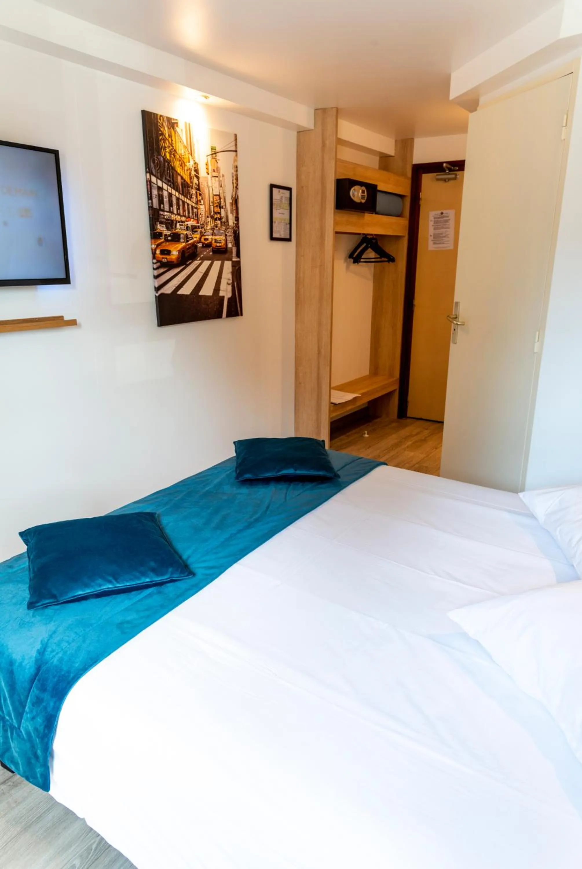 Bed in Hotel Bagatelle Paris Nord Roissy - ex Inter-Hotel