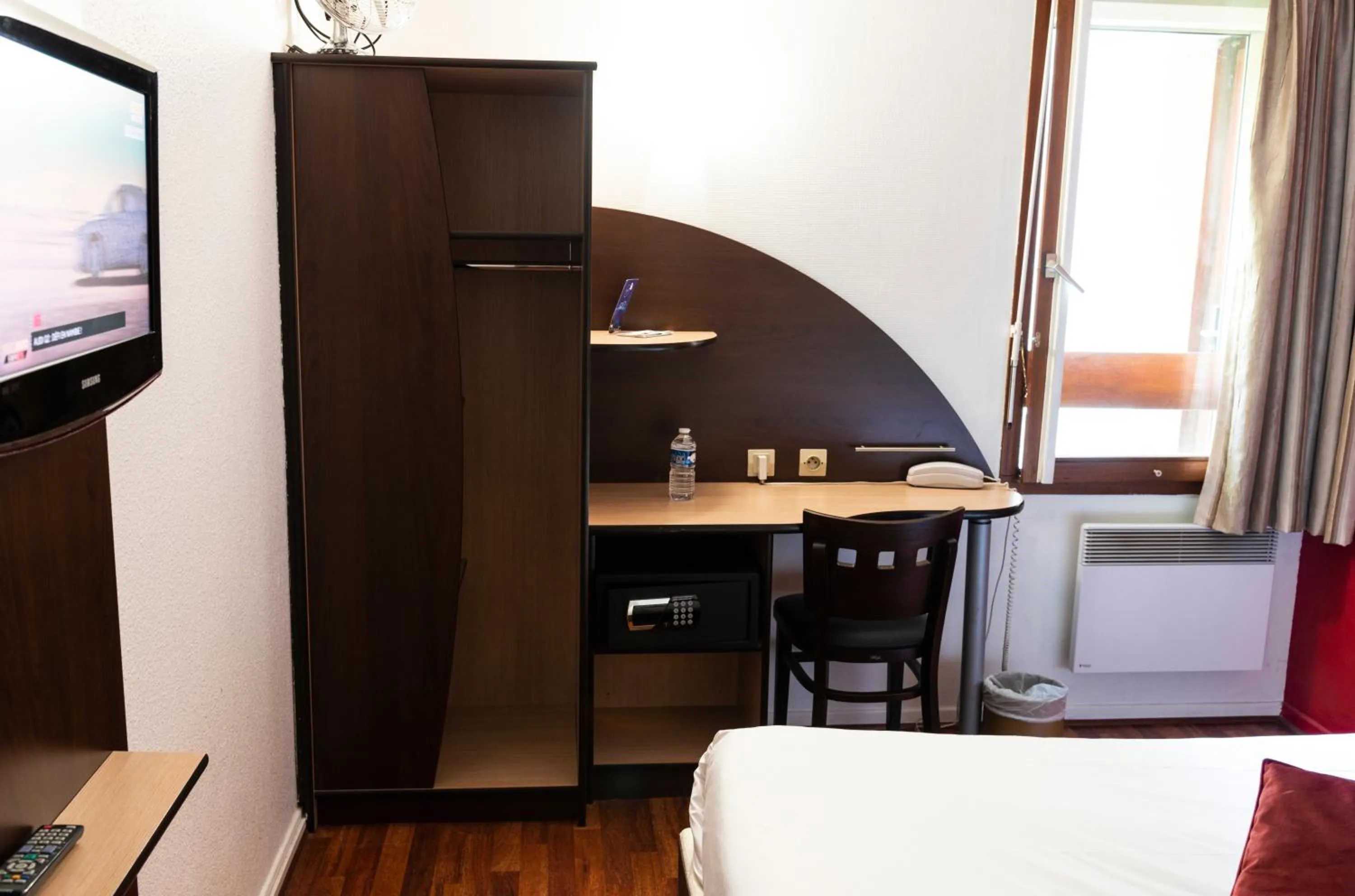 Bed in Hotel Bagatelle Paris Nord Roissy - ex Inter-Hotel