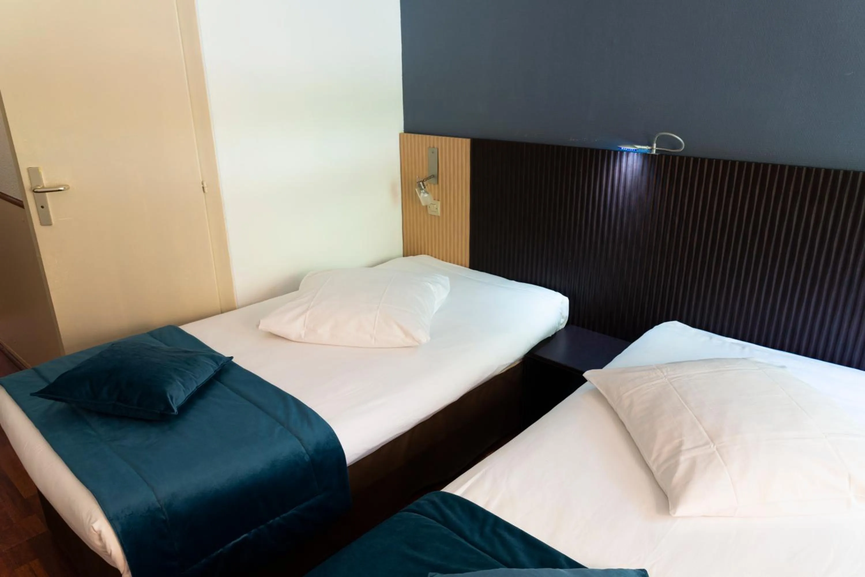 Bed in Hotel Bagatelle Paris Nord Roissy - ex Inter-Hotel