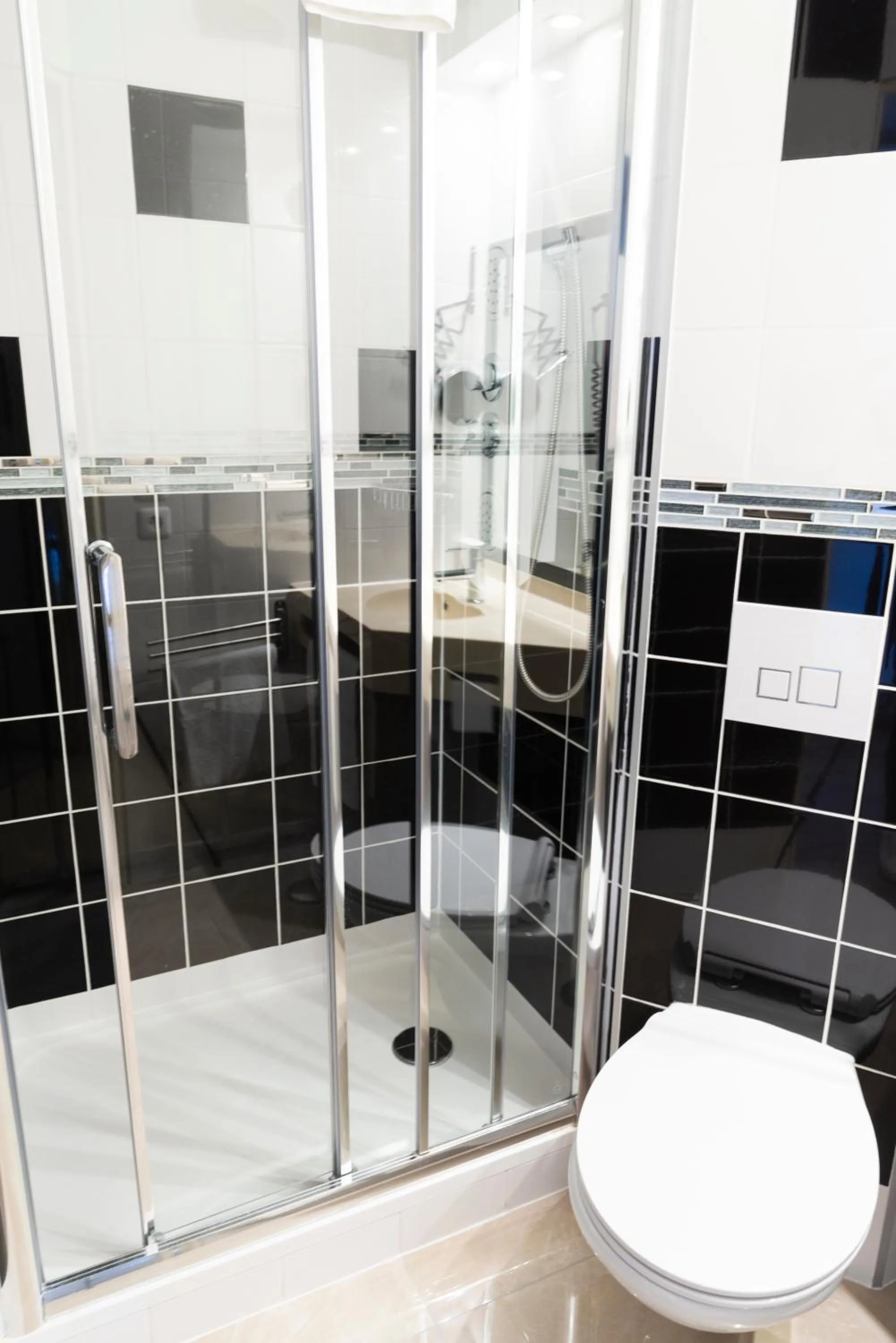 Shower in Hotel Bagatelle Paris Nord Roissy - ex Inter-Hotel