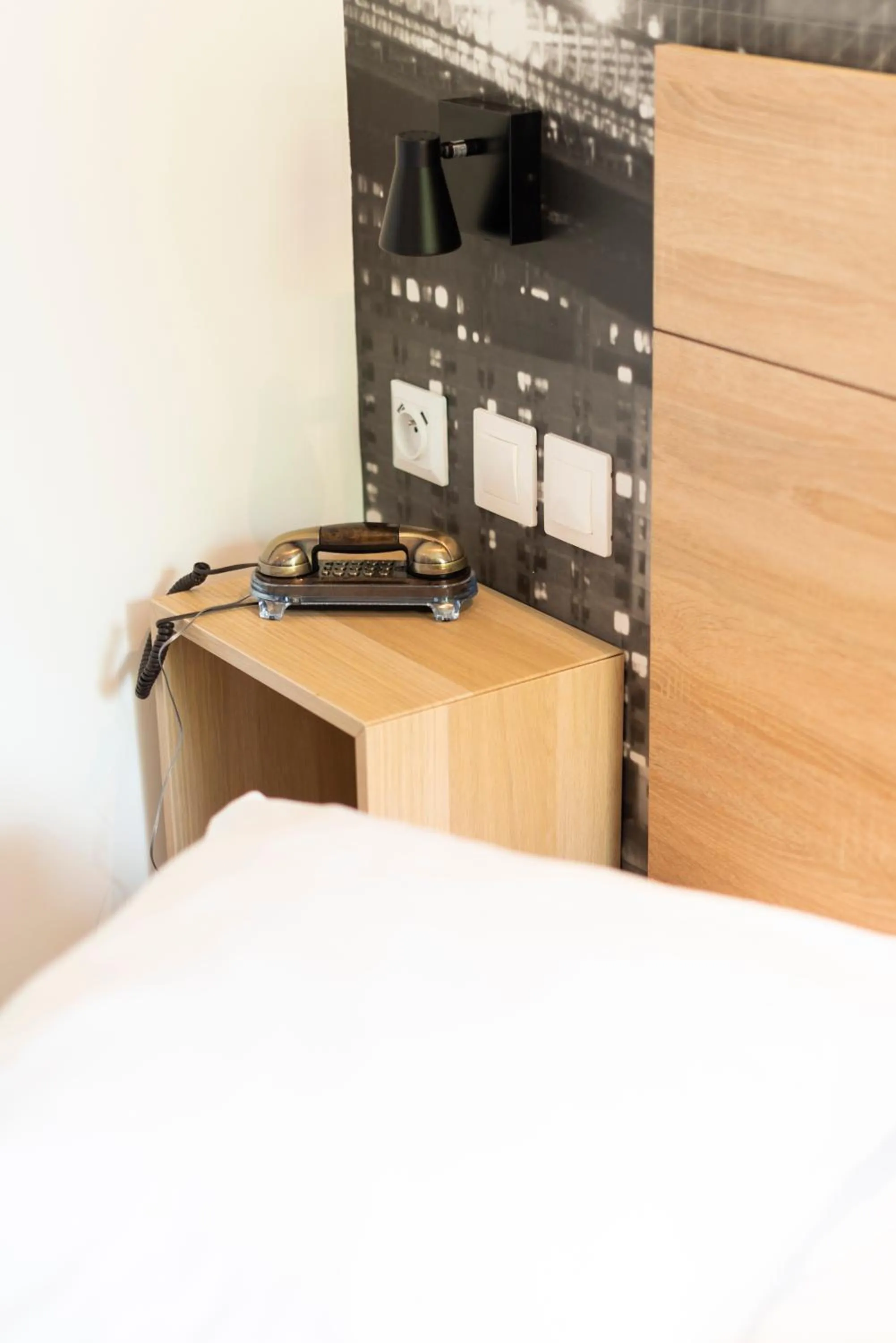 Bed in Hotel Bagatelle Paris Nord Roissy - ex Inter-Hotel