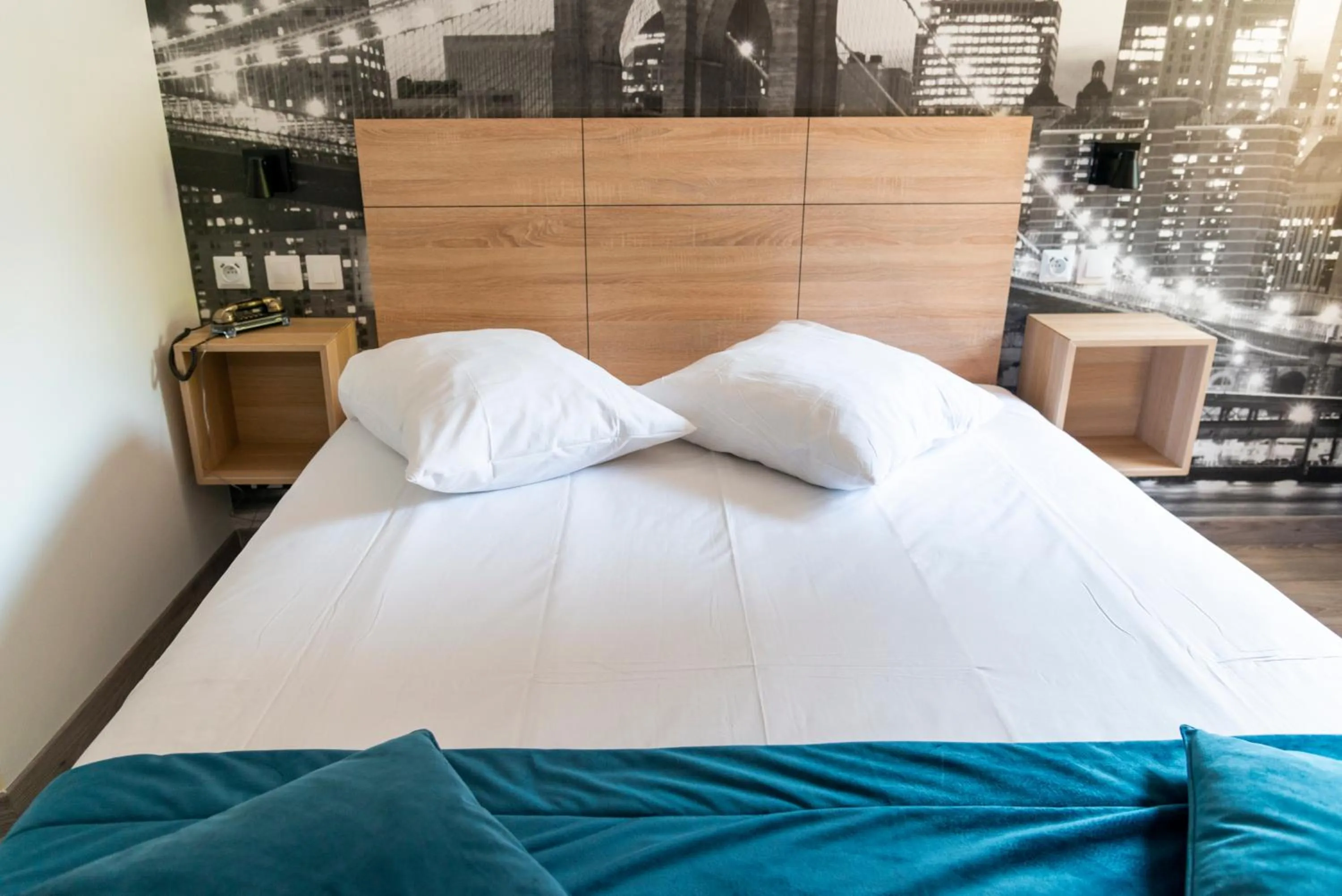 Bed in Hotel Bagatelle Paris Nord Roissy - ex Inter-Hotel