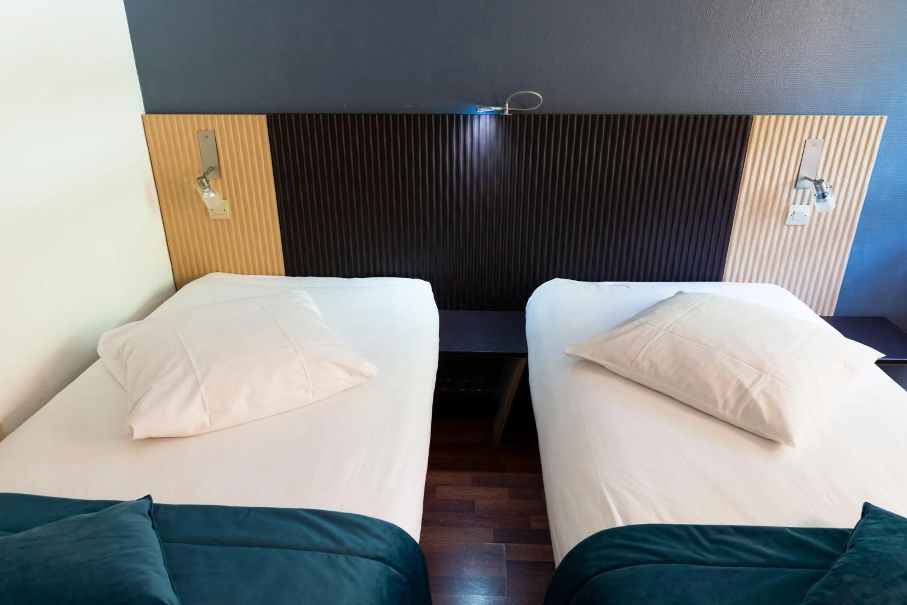 Bed in Hotel Bagatelle Paris Nord Roissy - ex Inter-Hotel