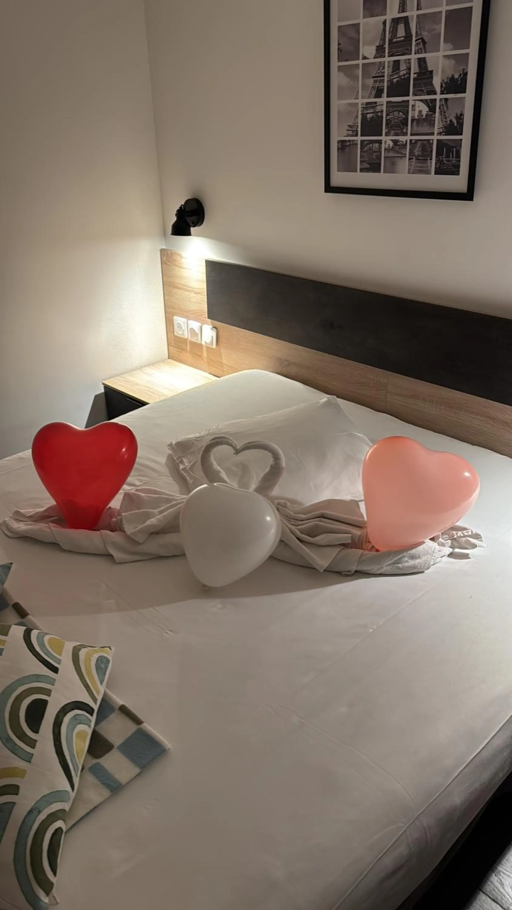 Bed in Hôtel Bagatelle Paris Nord Roissy CDG