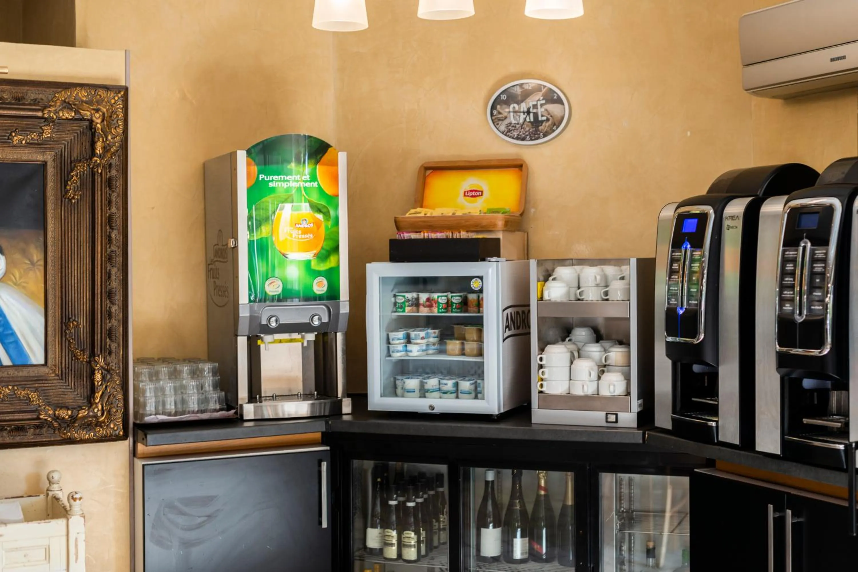 vending machine in Hotel Bagatelle Paris Nord Roissy - ex Inter-Hotel