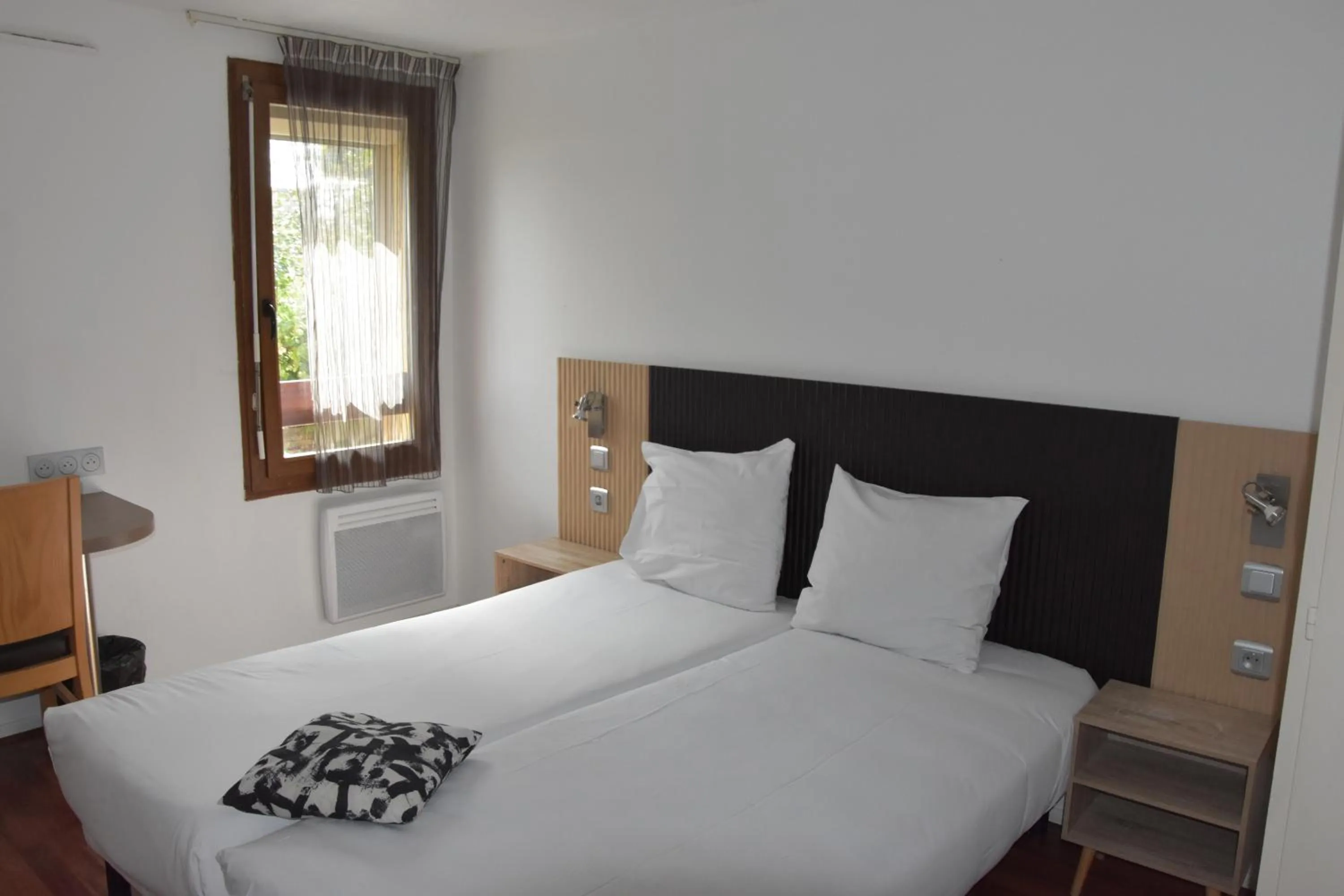 Bed in Hôtel Bagatelle Paris Nord Roissy - ex Inter-Hotel