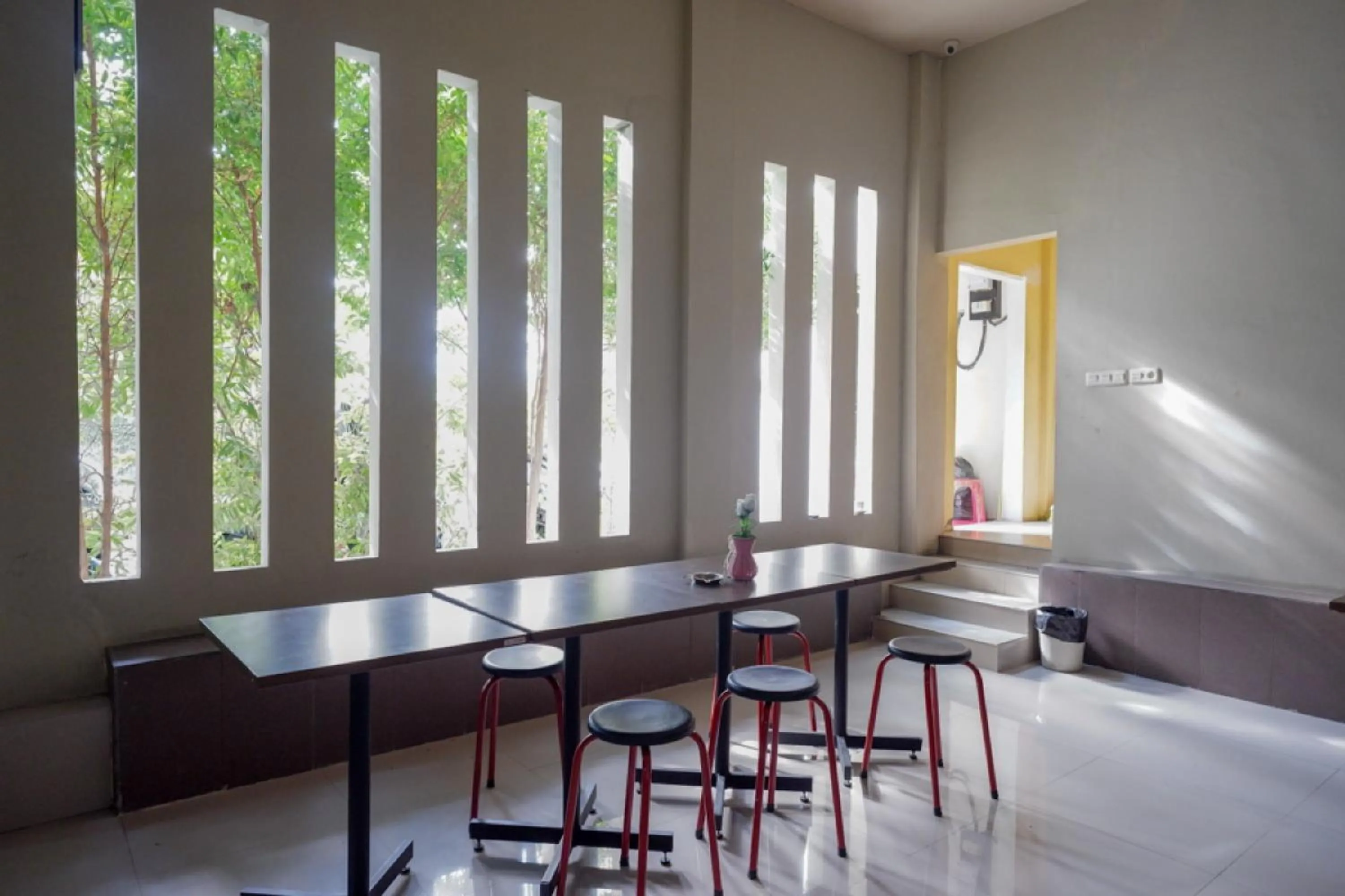 Seating area in RedDoorz Plus @ Cameloan Hotel Palu