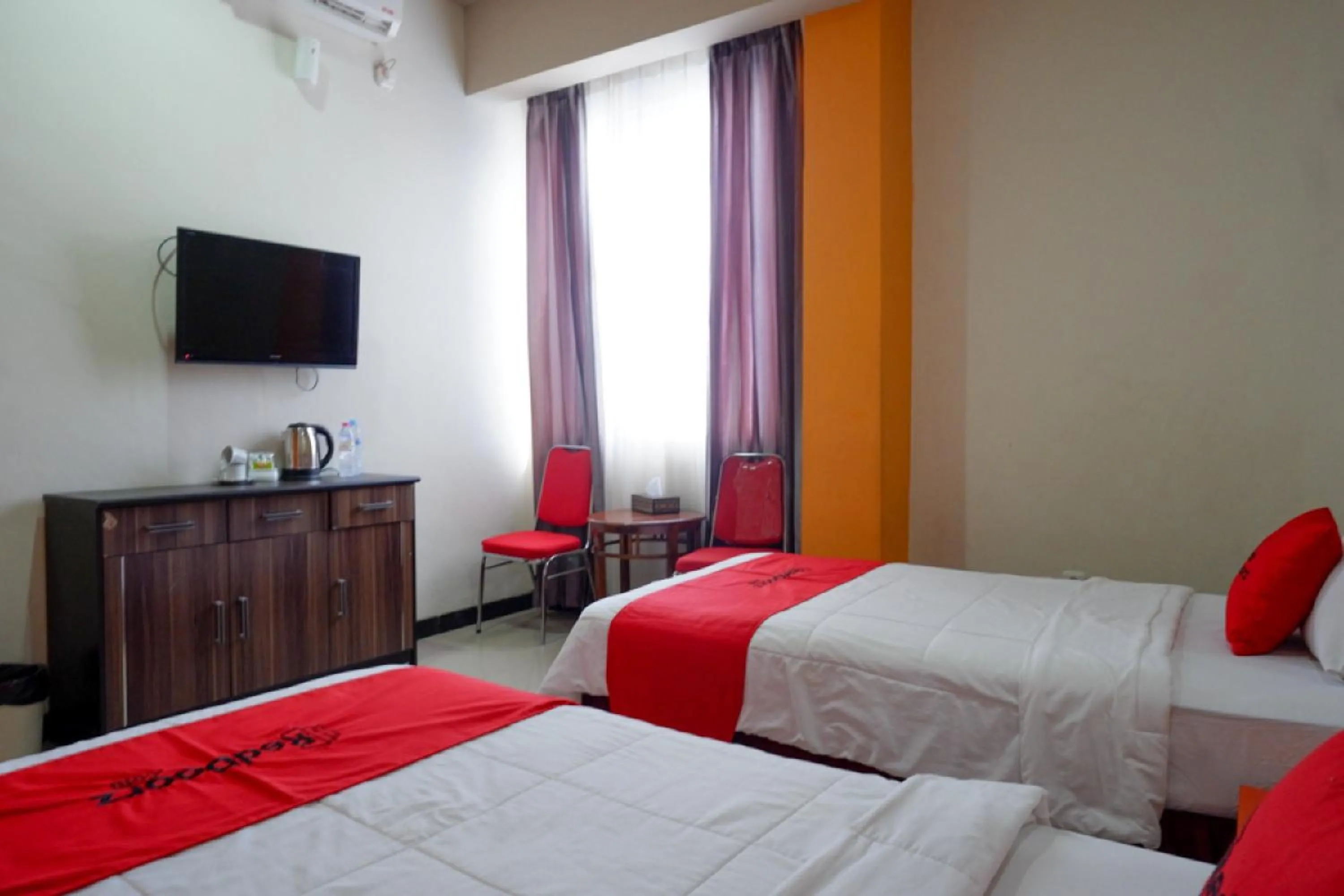Bed in RedDoorz Plus @ Cameloan Hotel Palu