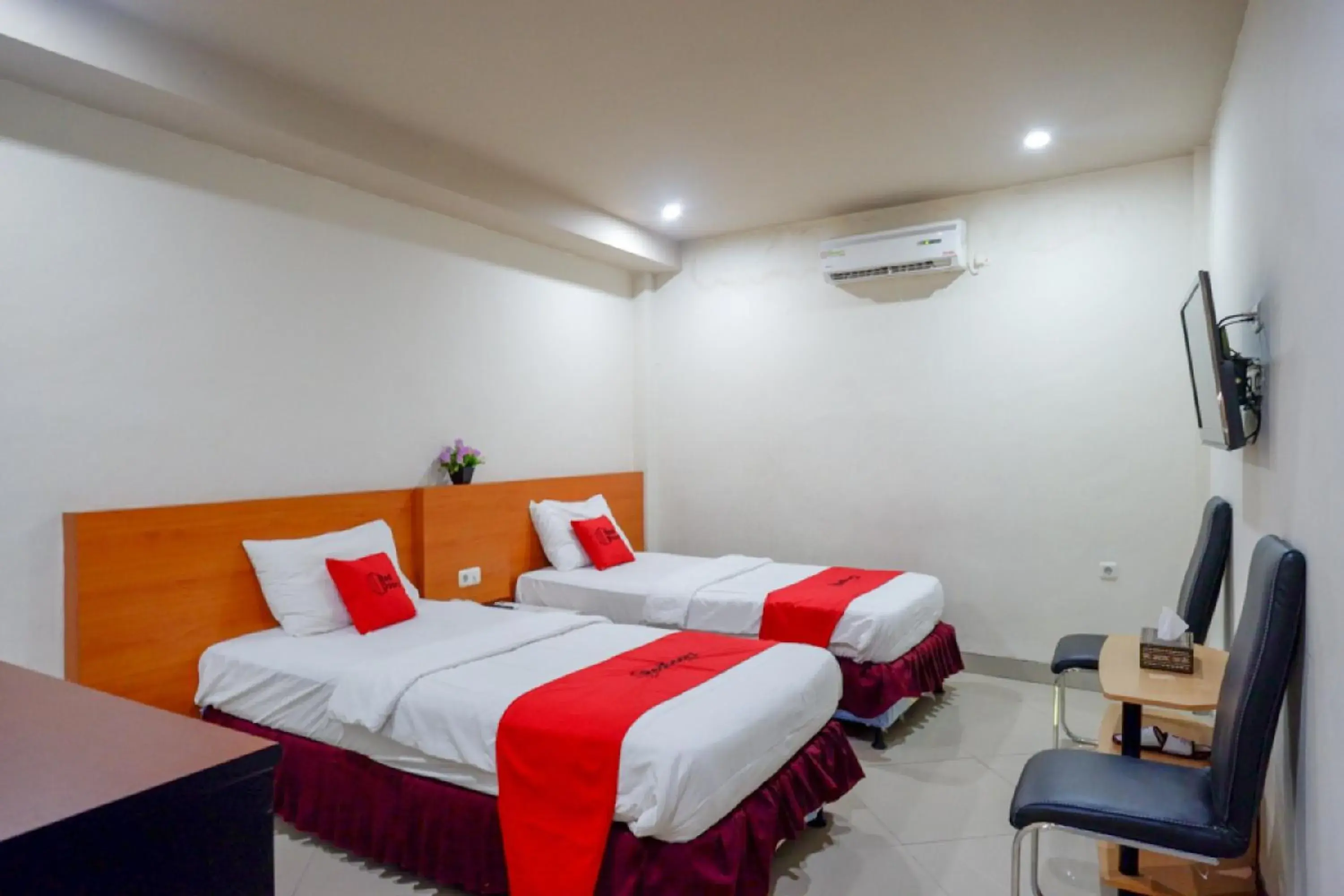 Superior Twin Room in RedDoorz Plus @ Cameloan Hotel Palu Superior Twin Room in RedDoorz Plus @ Cameloan Hotel Palu