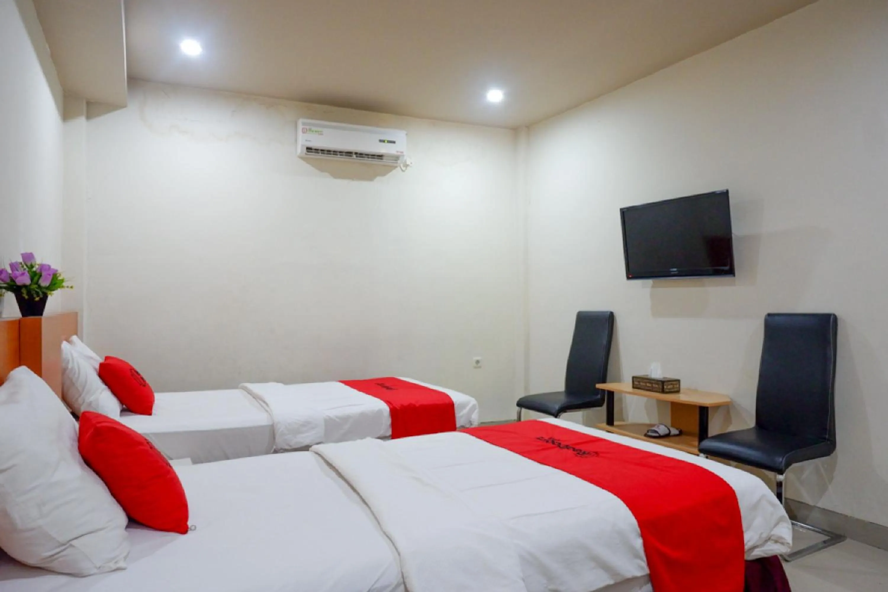 Bedroom, Bed in RedDoorz Plus @ Cameloan Hotel Palu