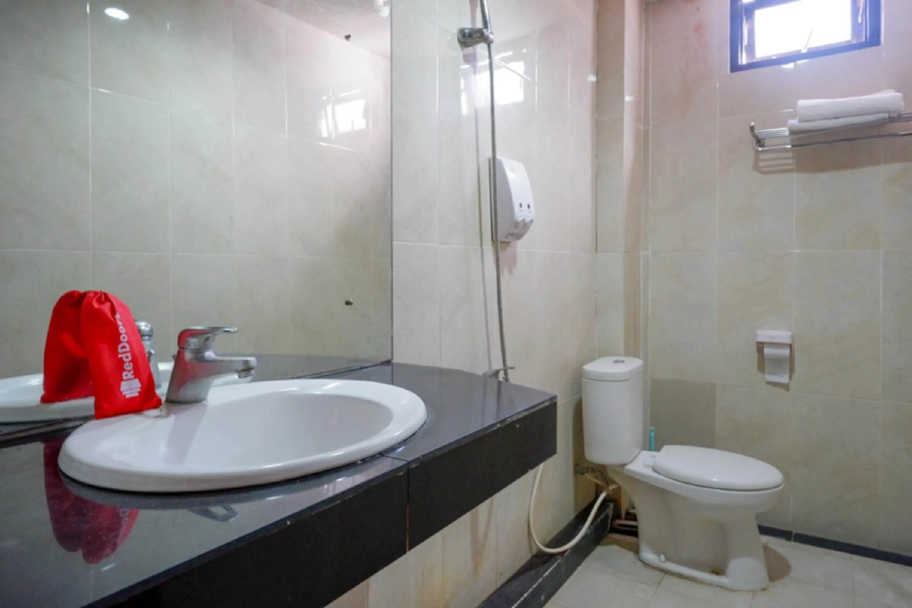 Bathroom in RedDoorz Plus @ Cameloan Hotel Palu