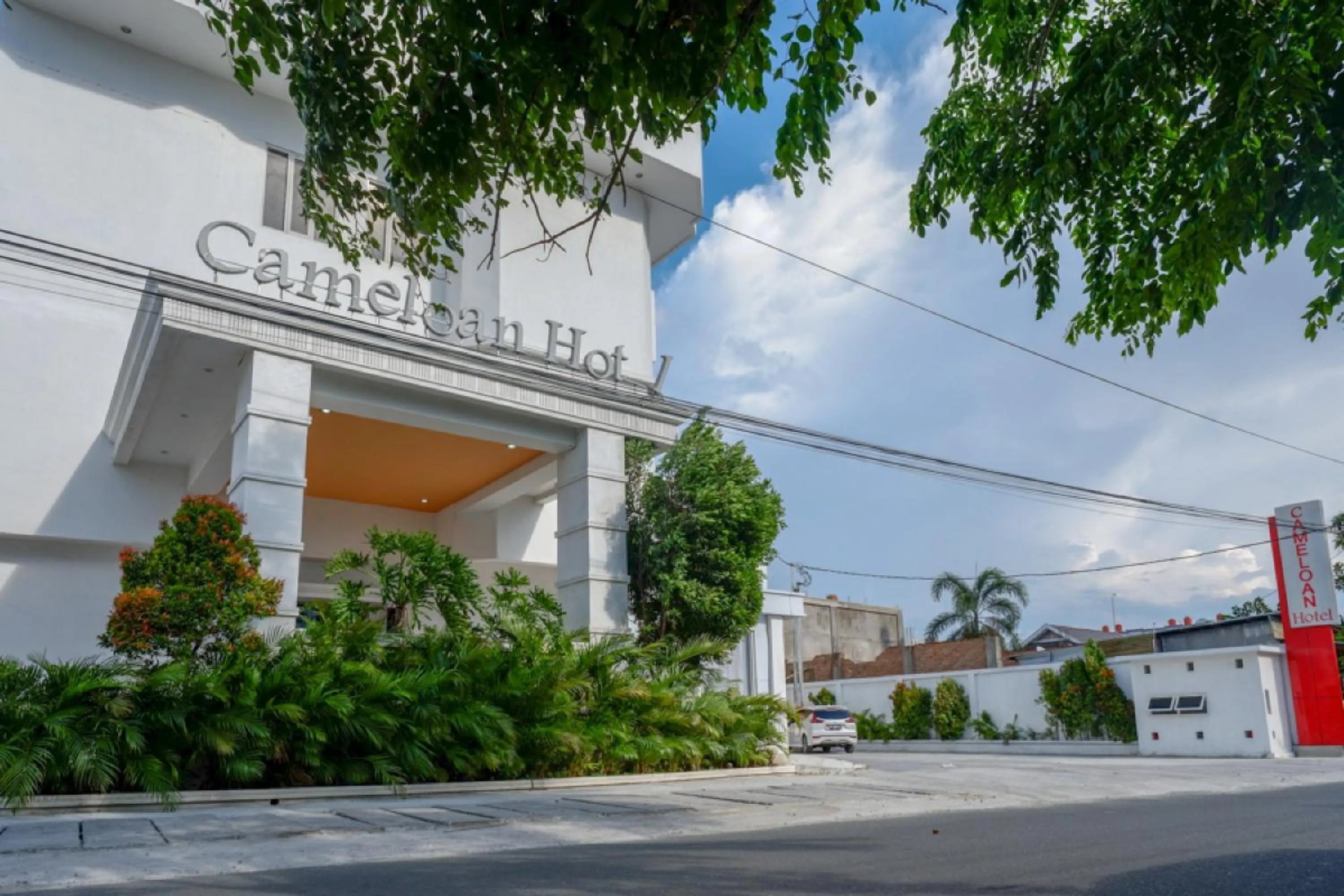 Property building in RedDoorz Plus @ Cameloan Hotel Palu