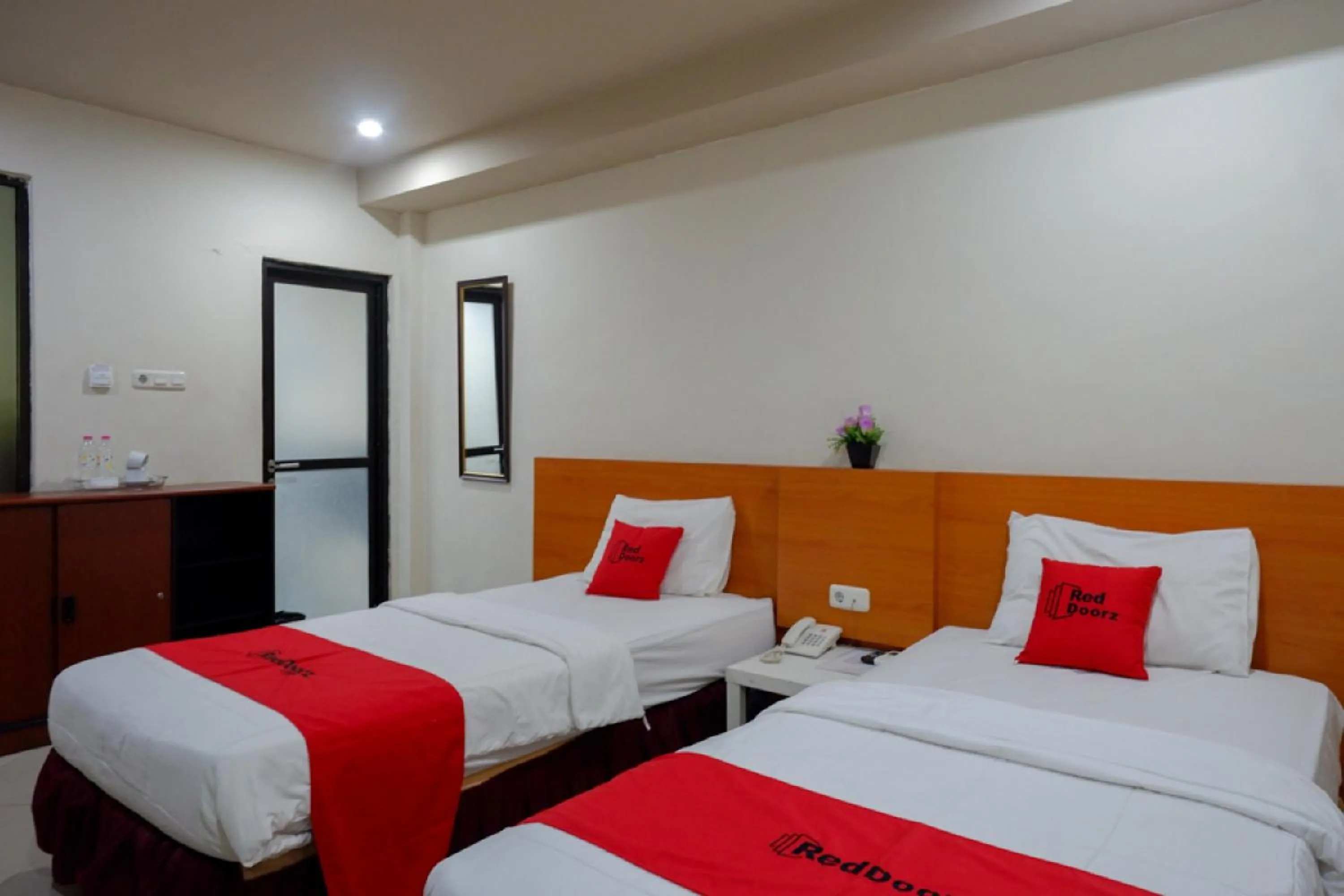 Bedroom, Bed in RedDoorz Plus @ Cameloan Hotel Palu