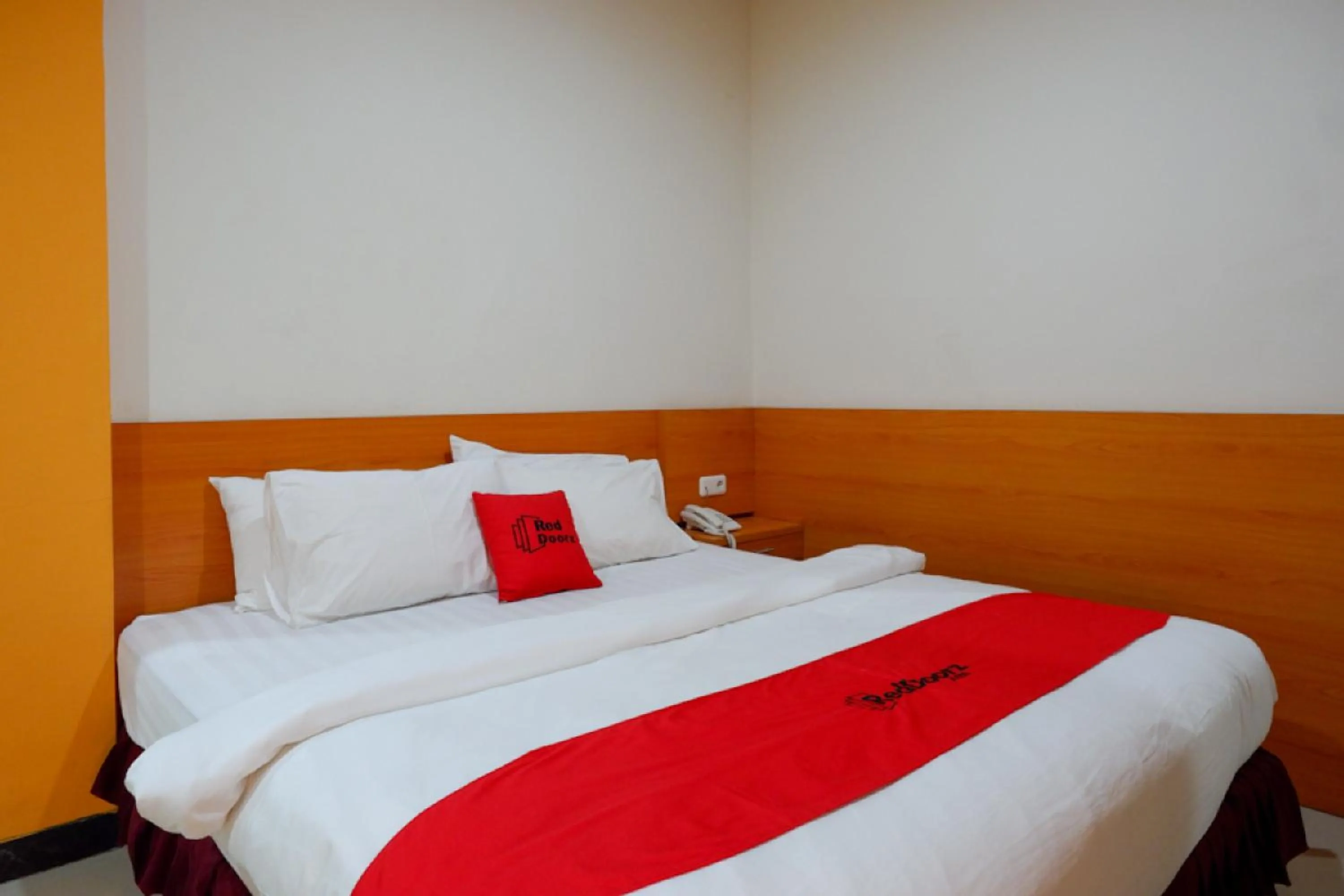 Bedroom, Bed in RedDoorz Plus @ Cameloan Hotel Palu