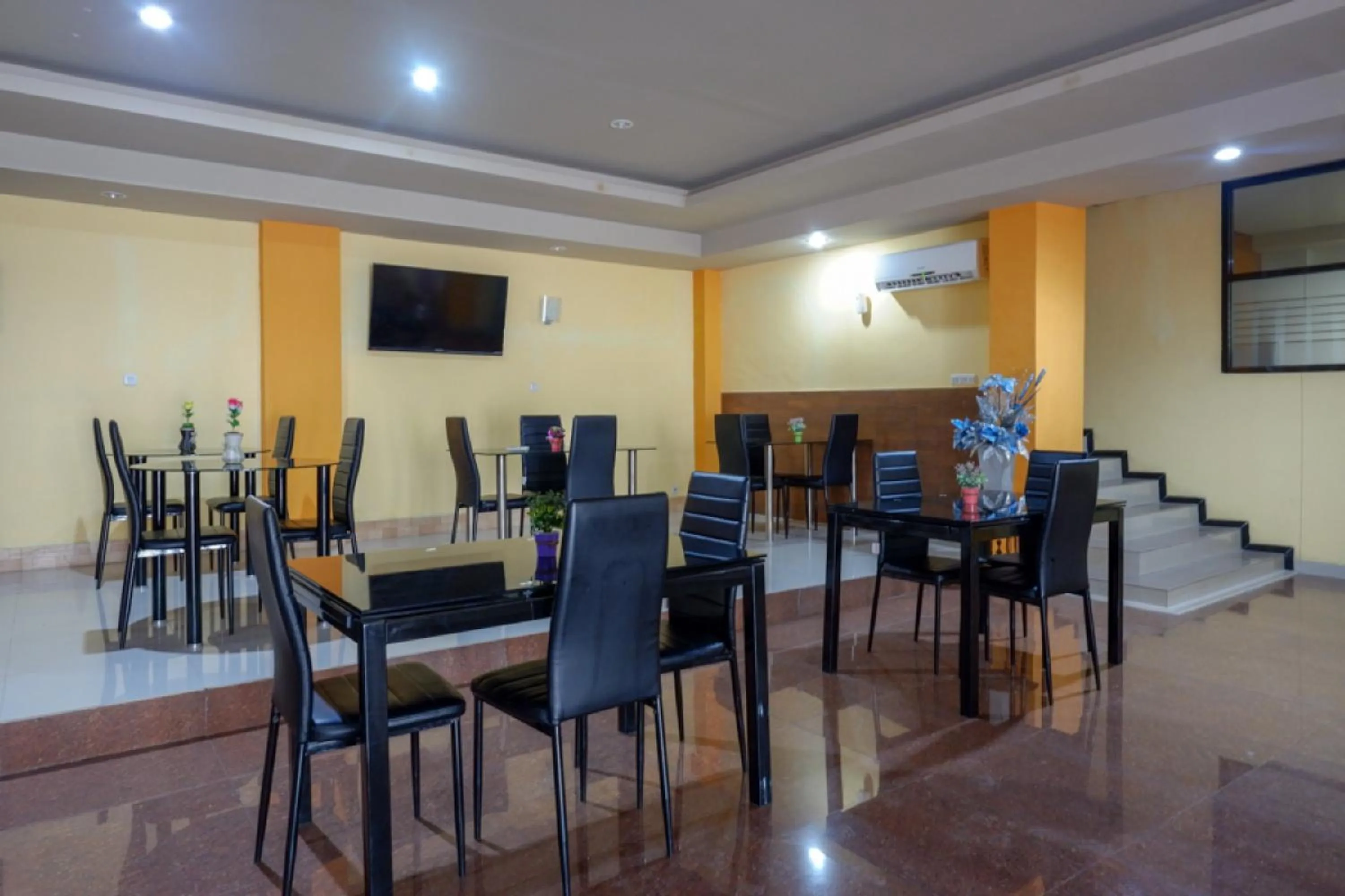 Seating area in RedDoorz Plus @ Cameloan Hotel Palu