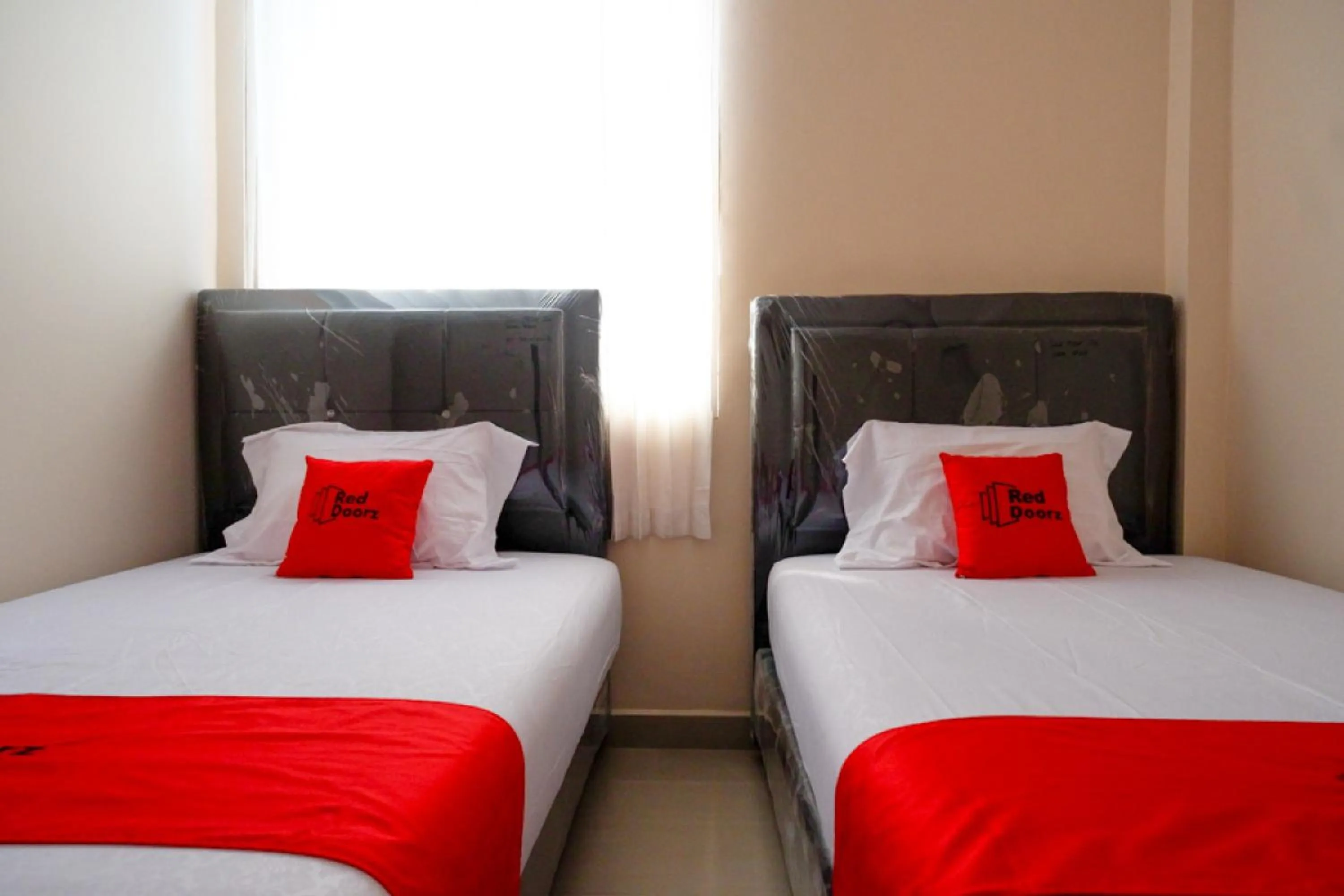 Bedroom, Bed in RedDoorz near Millenium Waterpark Palu