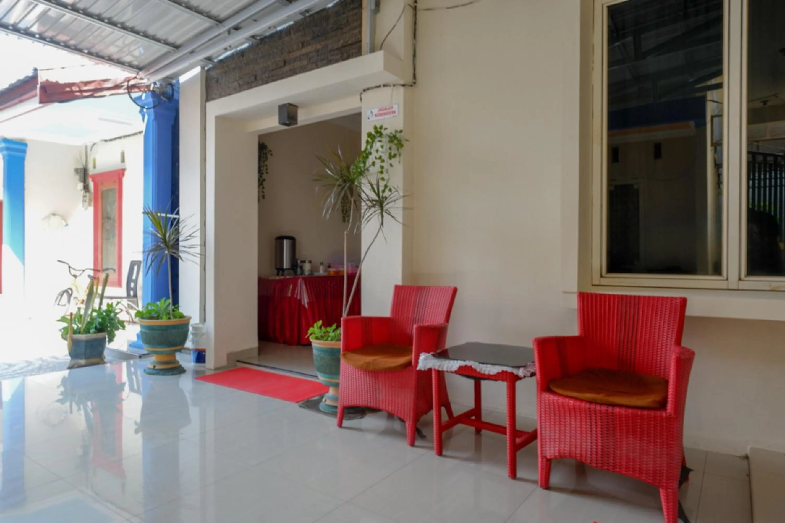 Living room in RedDoorz near Millenium Waterpark Palu