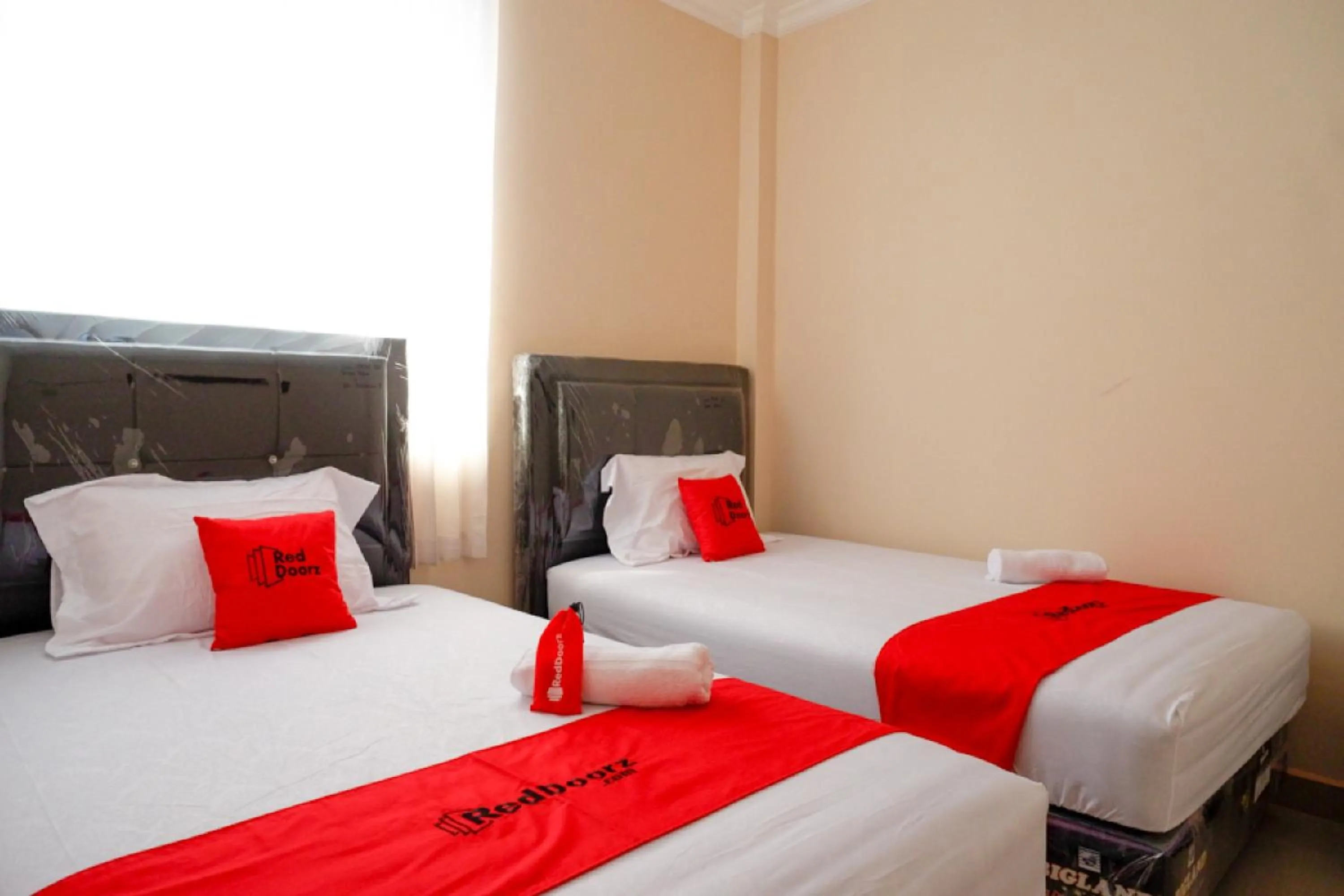 Bedroom, Bed in RedDoorz near Millenium Waterpark Palu