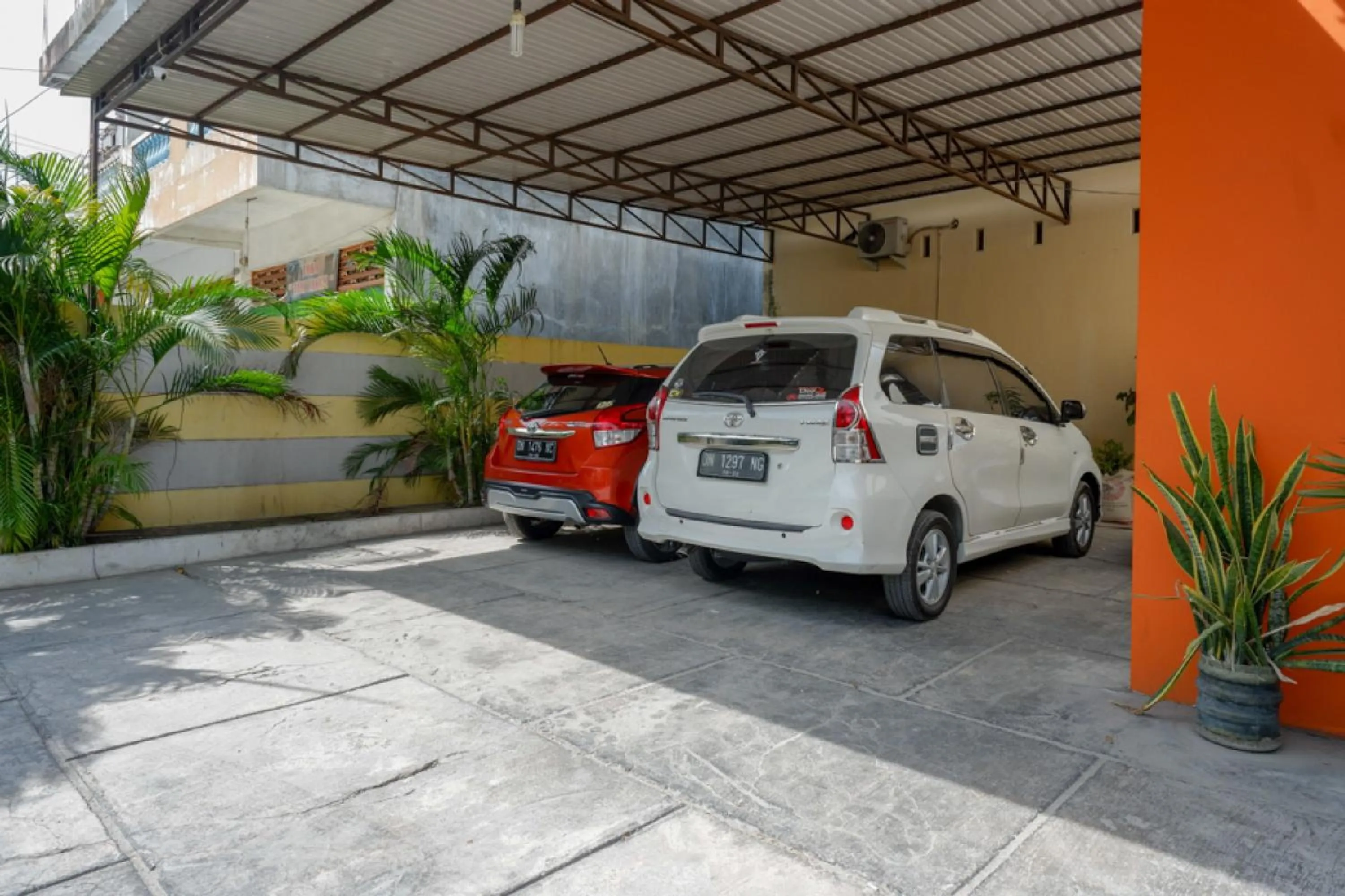 Facade/entrance in RedDoorz near Millenium Waterpark Palu