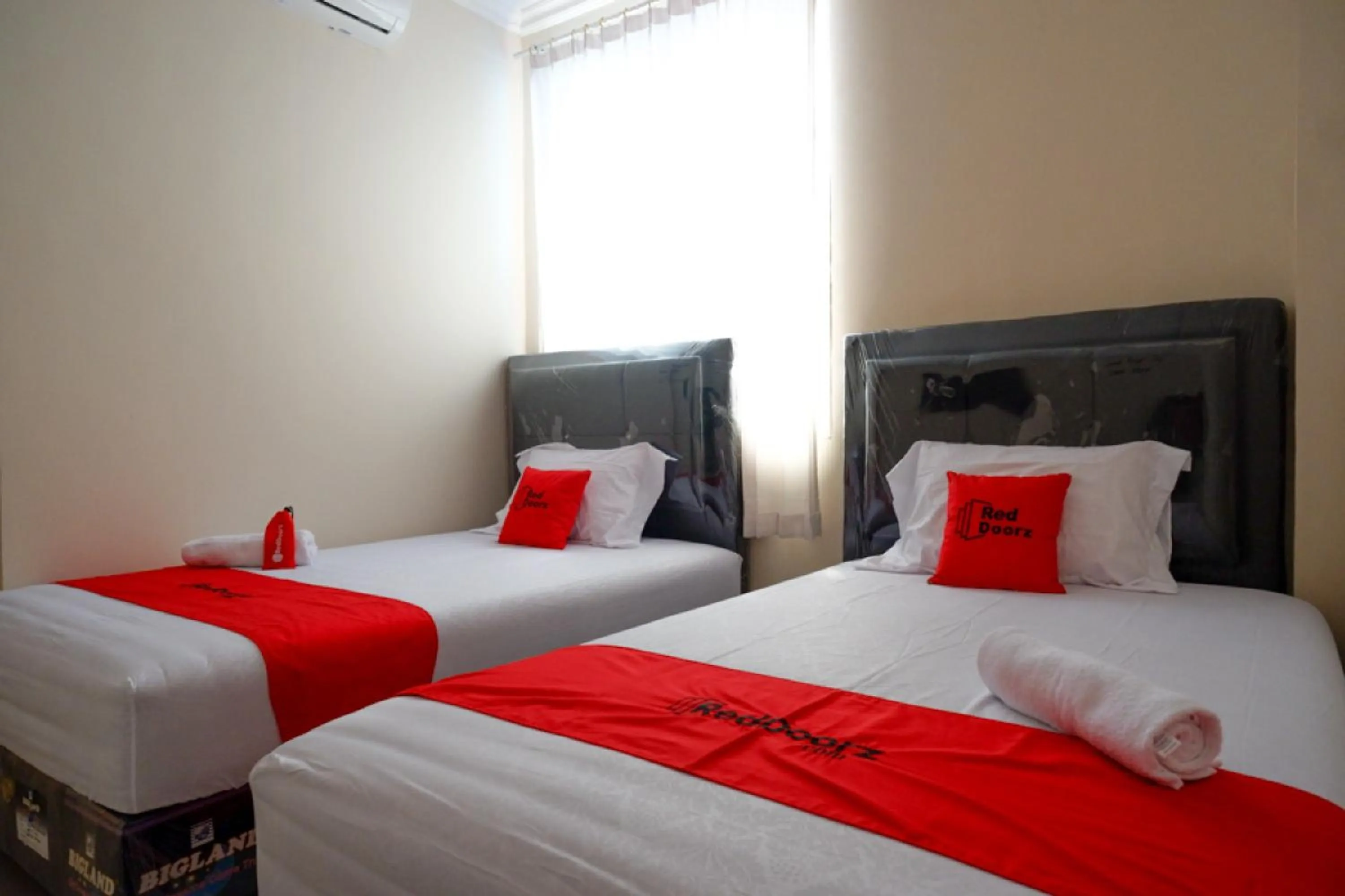 Bedroom, Bed in RedDoorz near Millenium Waterpark Palu