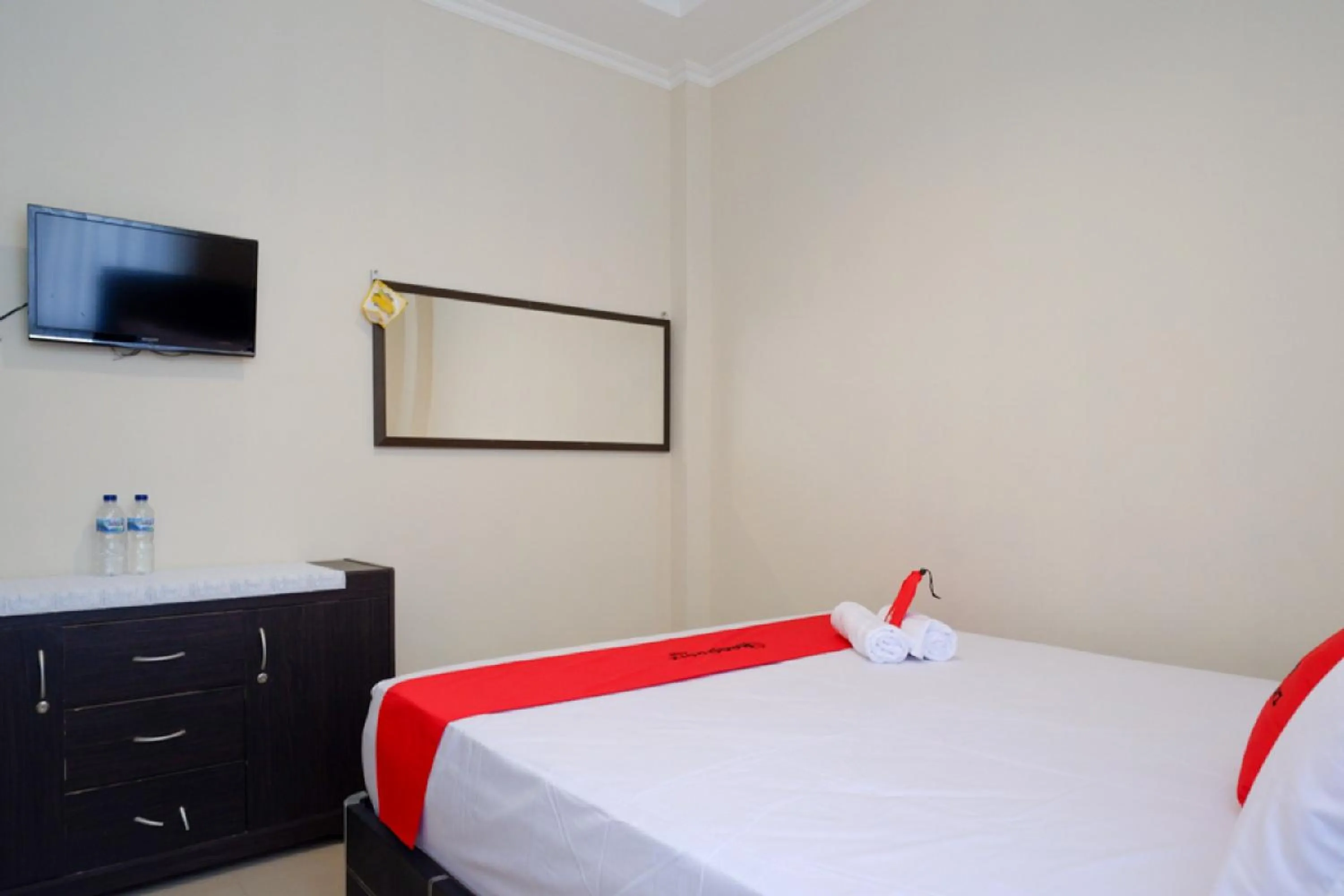 Bedroom, Bed in RedDoorz near Millenium Waterpark Palu