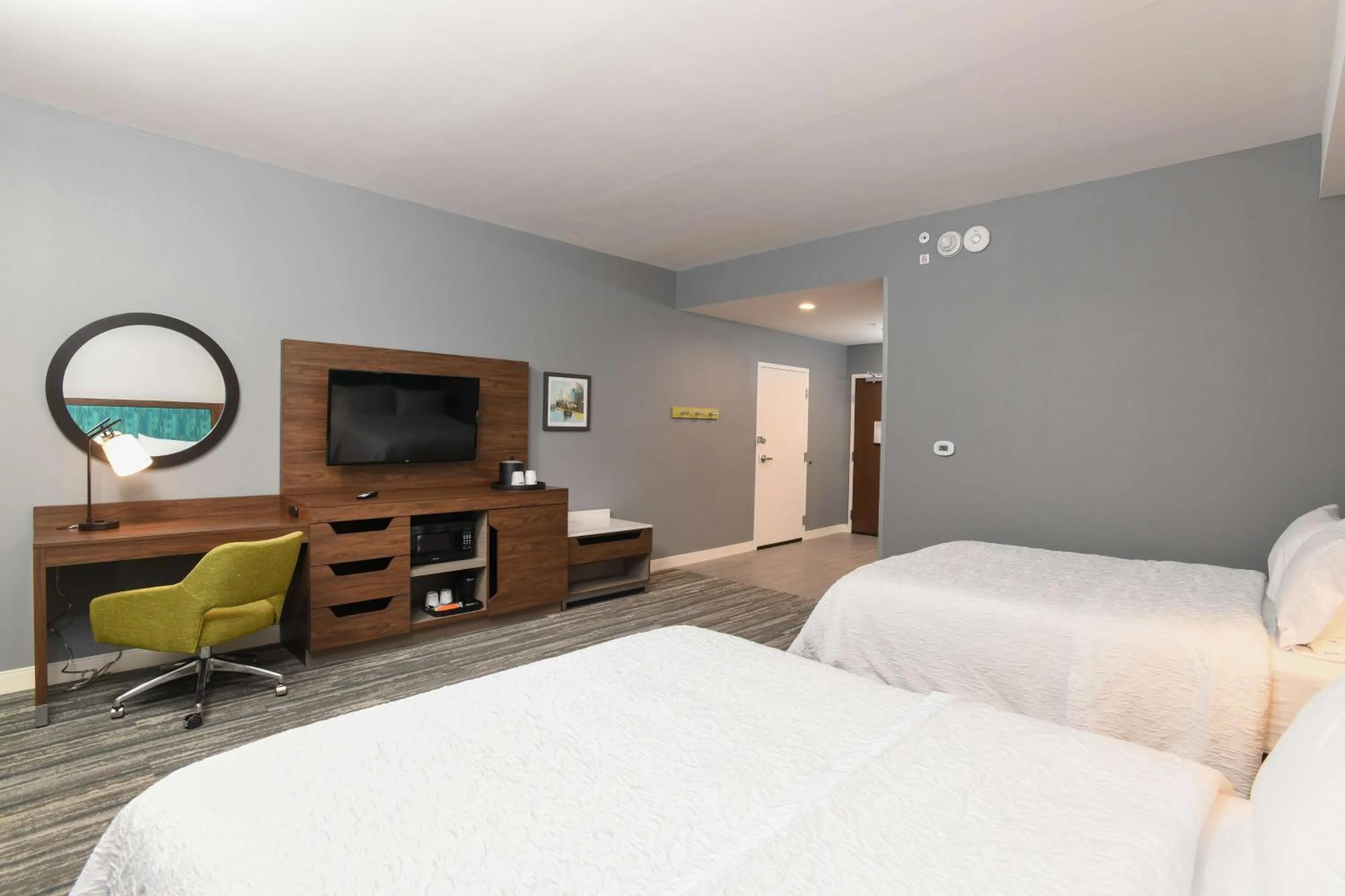 Bedroom, Bed in Hampton Inn & Suites Cincinnati Liberty Township