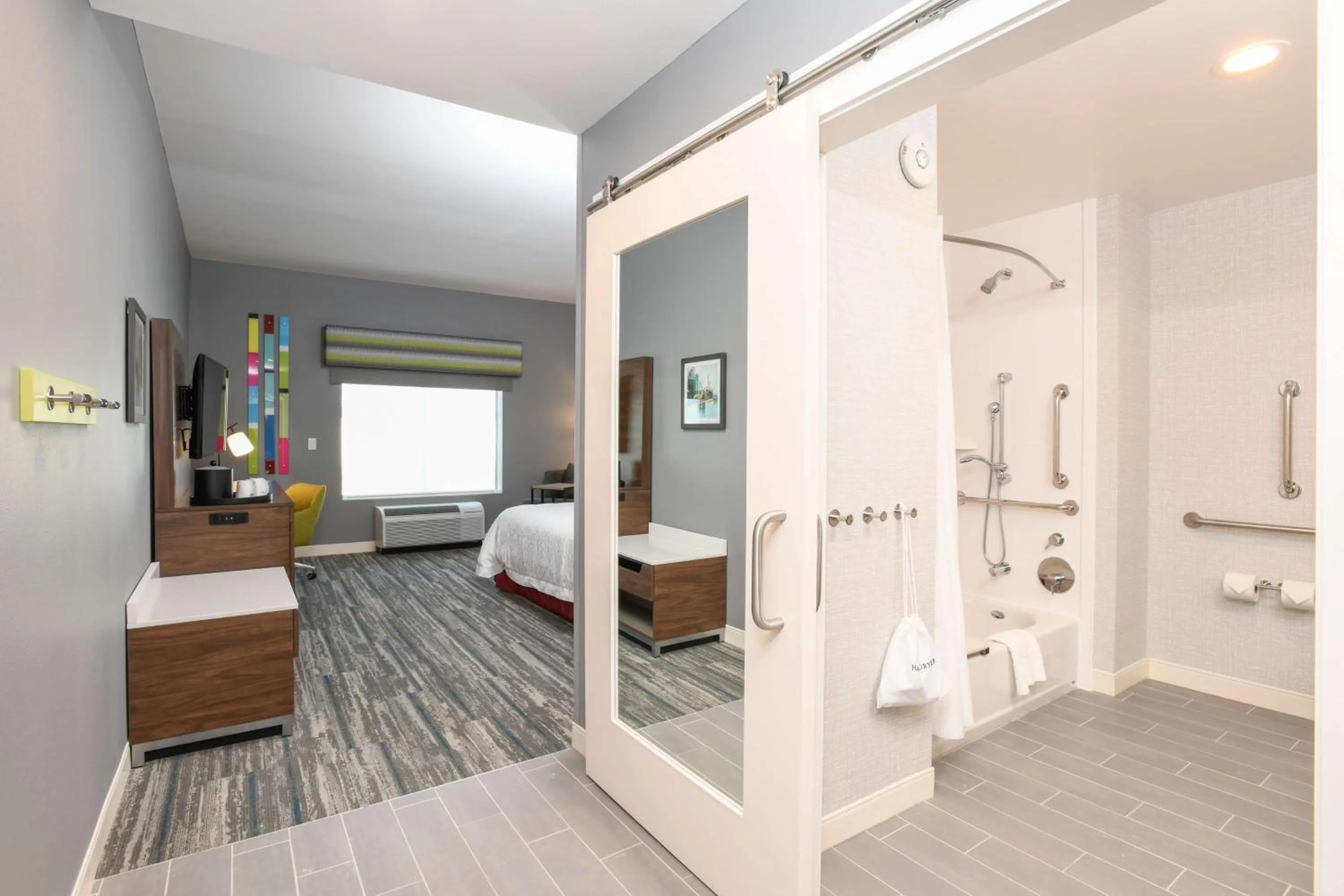 Bedroom, Bed in Hampton Inn & Suites Cincinnati Liberty Township