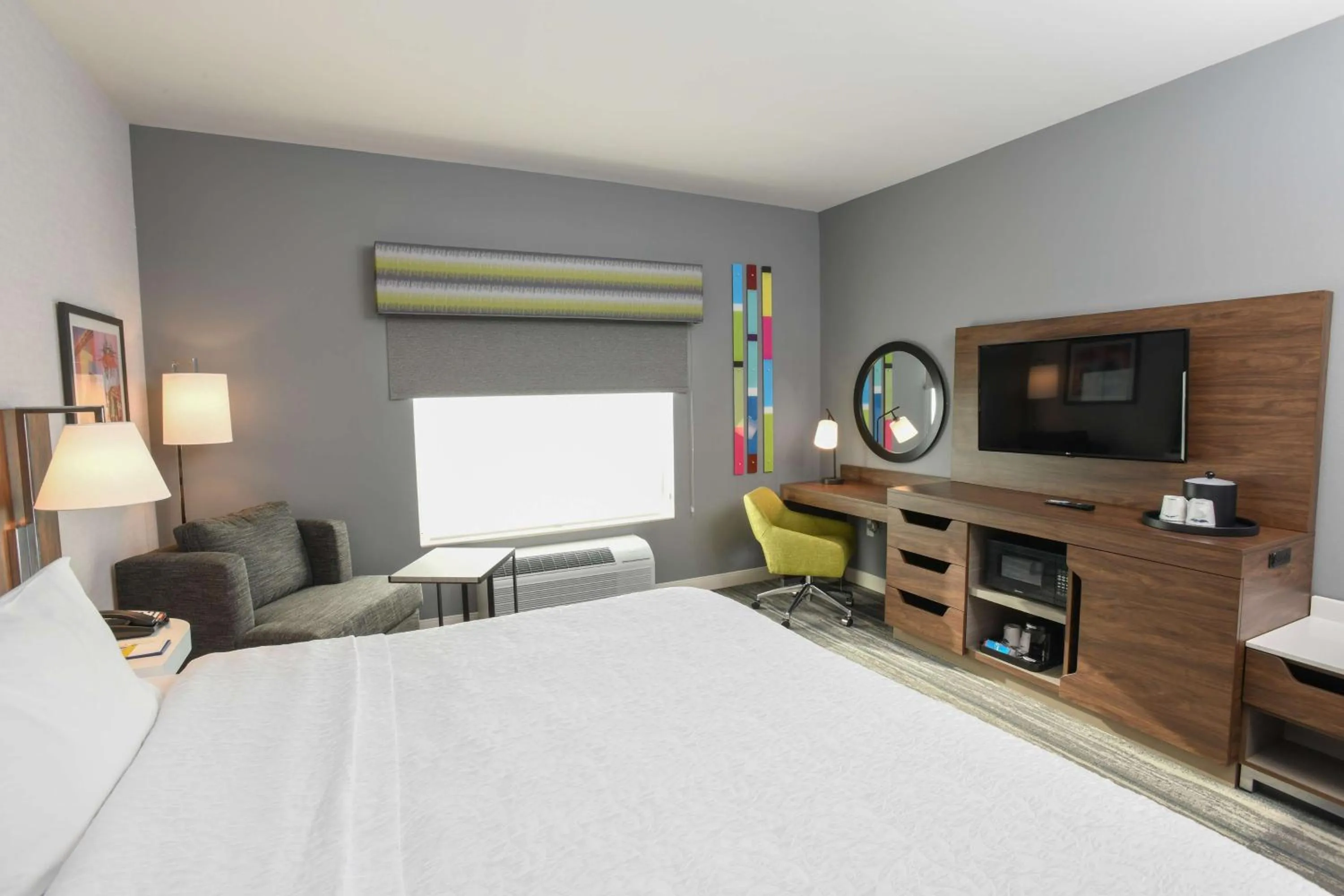 Bedroom, Bed in Hampton Inn & Suites Cincinnati Liberty Township