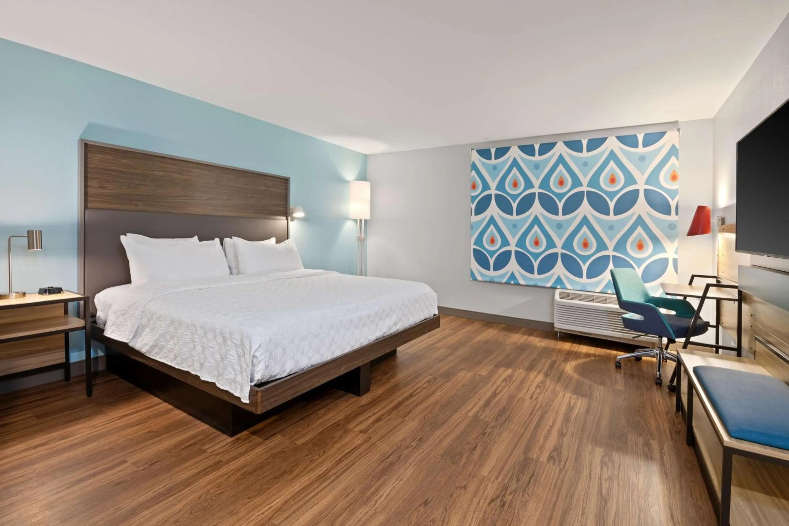 Bedroom, Bed in Tru By Hilton Sharonville, OH