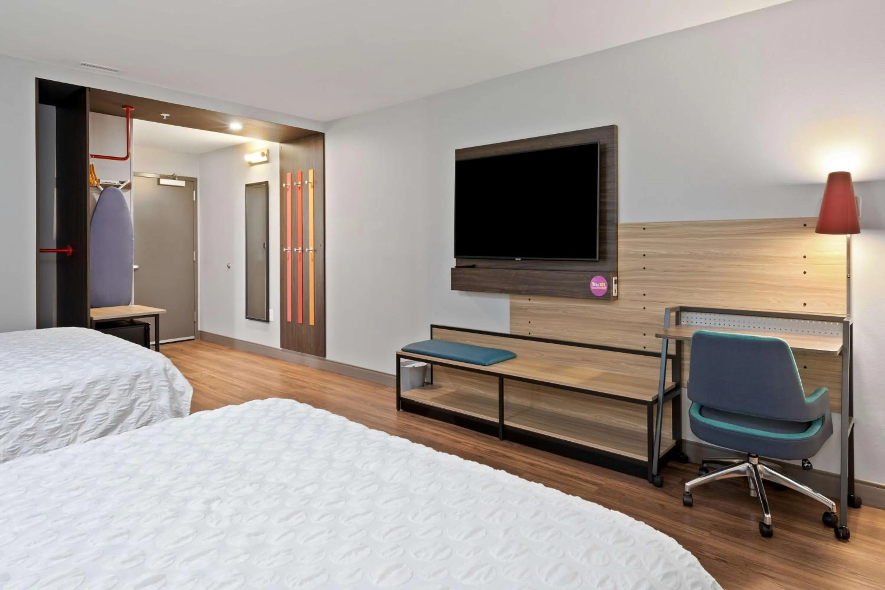 Bedroom, Bed in Tru By Hilton Sharonville, OH