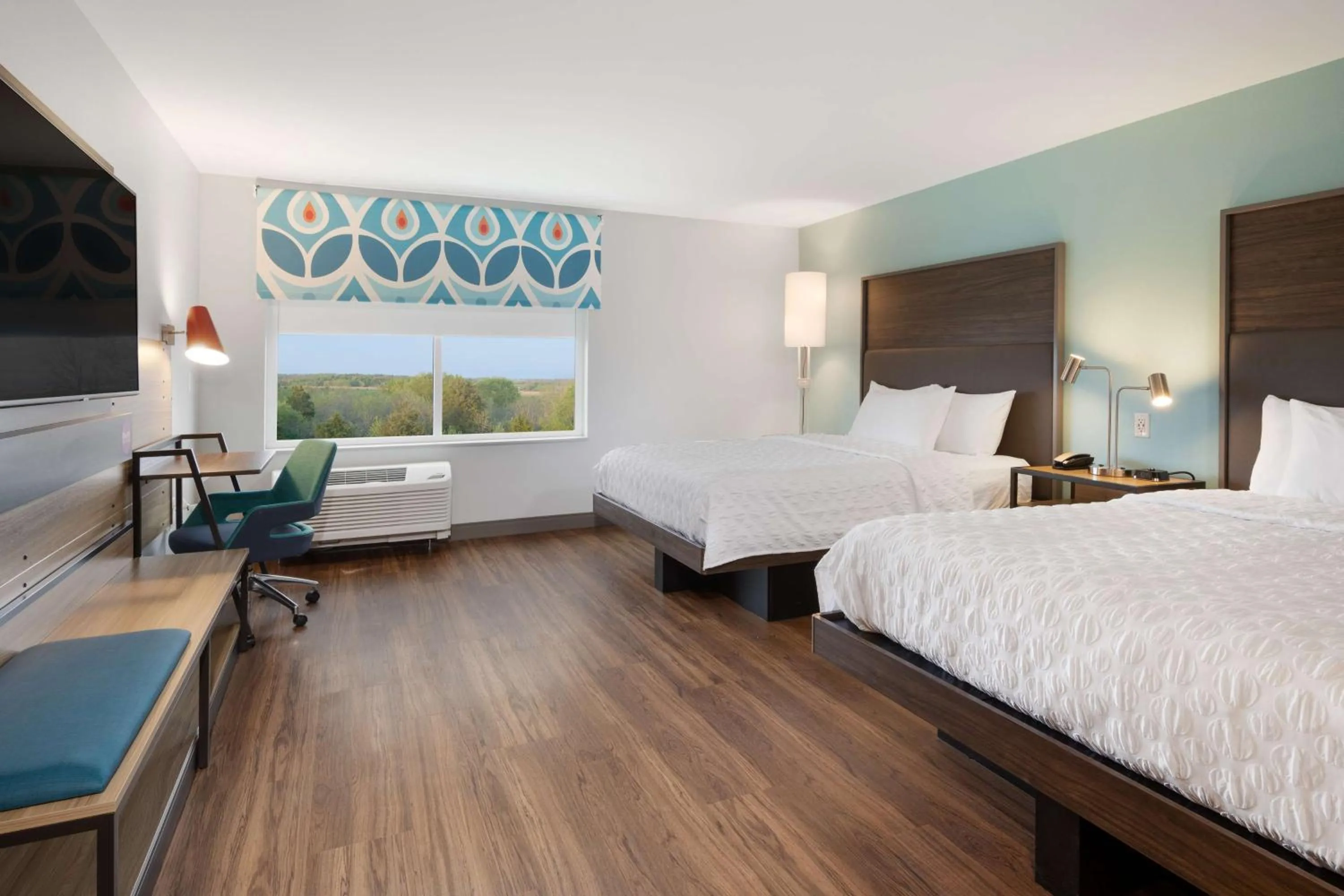 Bedroom, Bed in Tru By Hilton Sharonville, OH