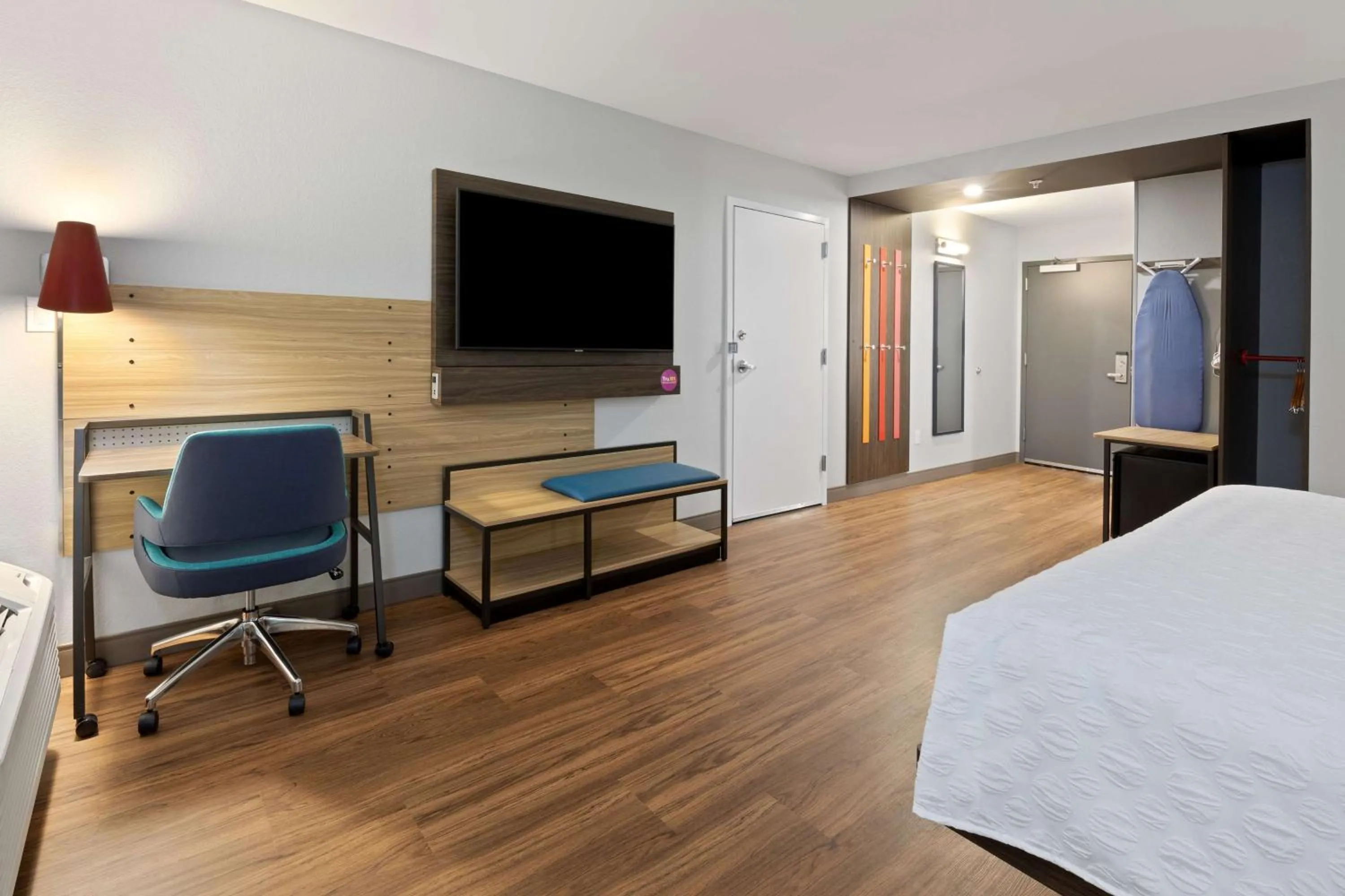 Bedroom, Bed in Tru By Hilton Sharonville, OH