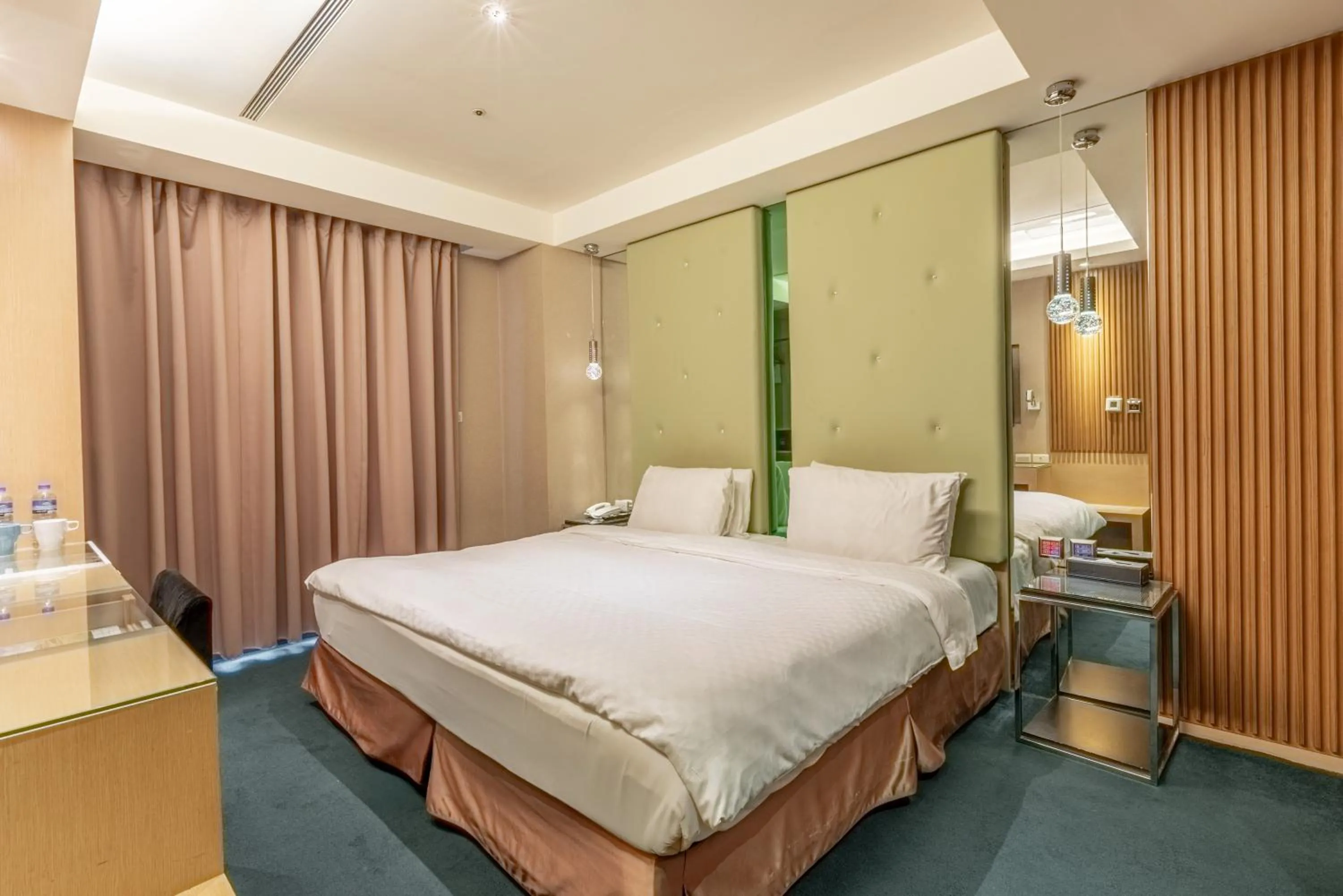 Photo of the whole room, Bed in Hotel G7 Taipei