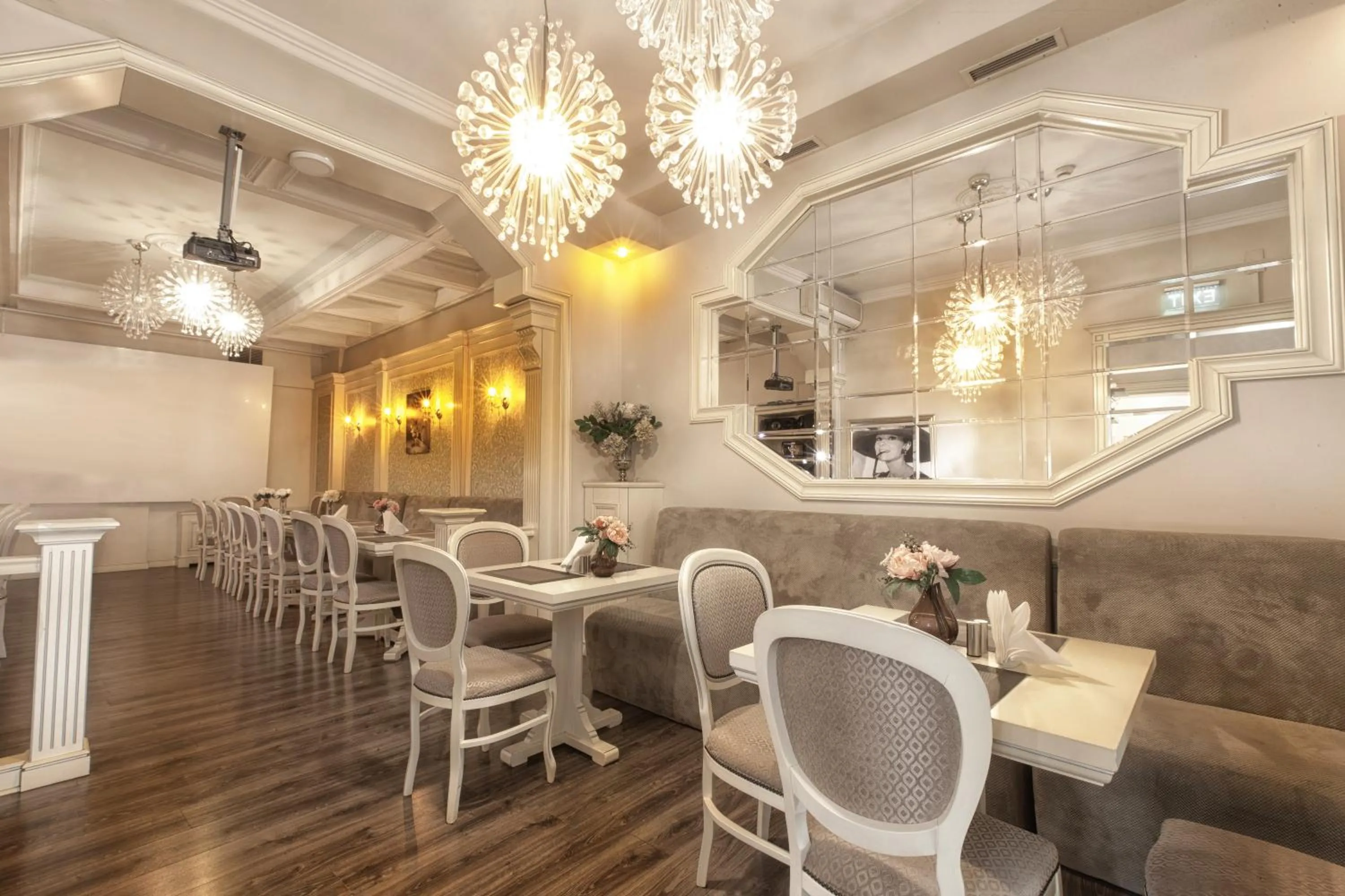 Restaurant/places to eat in Carol Boutique - Vila Cornelia