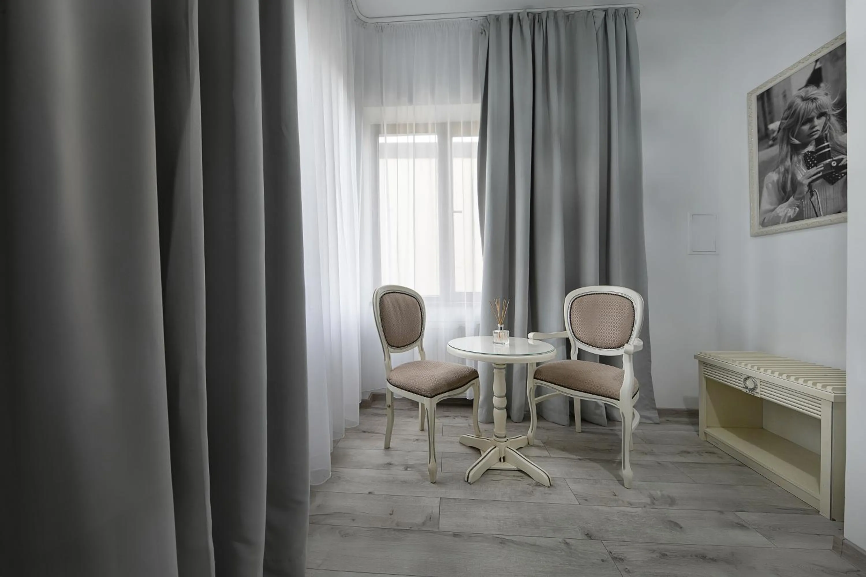 Seating area in Carol Boutique - Vila Cornelia