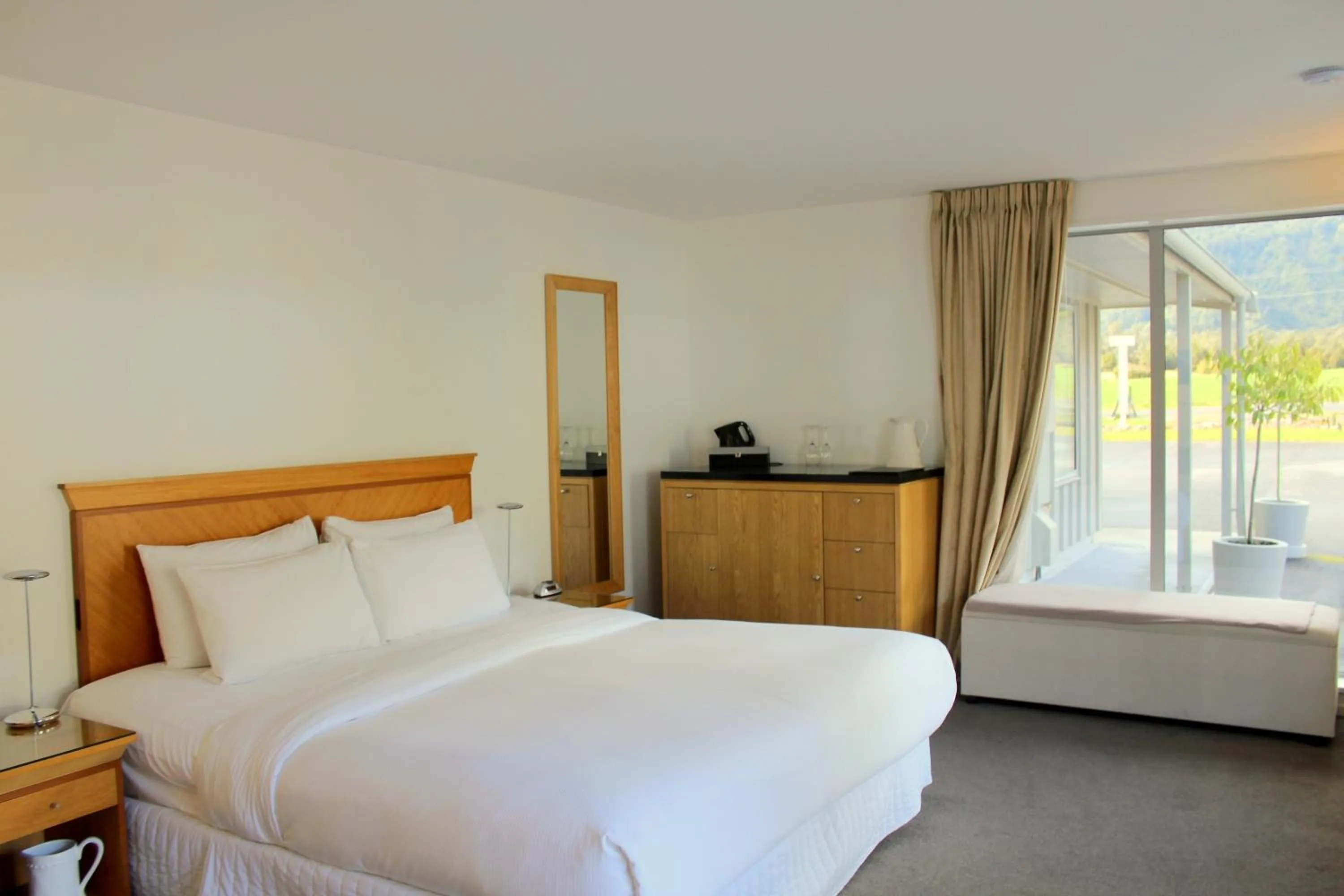Bedroom, Bed in Franz Josef Oasis