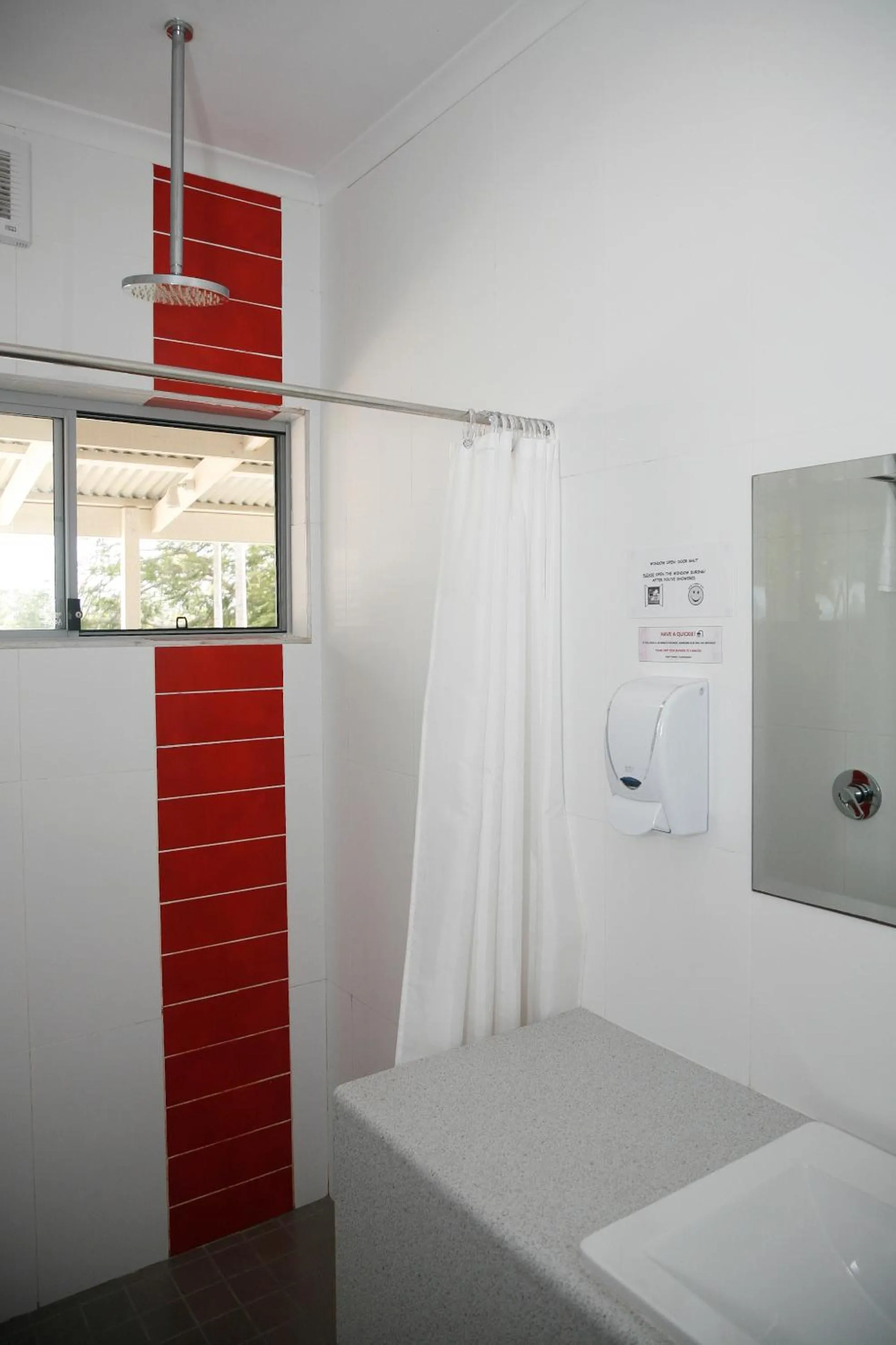 Bathroom in Noosa Flashpackers